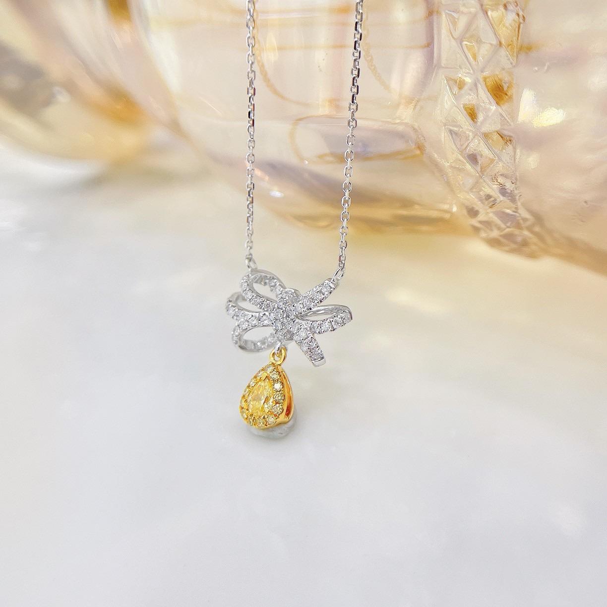 Moderno Collana con diamanti gialli in oro bianco 18 carati in vendita