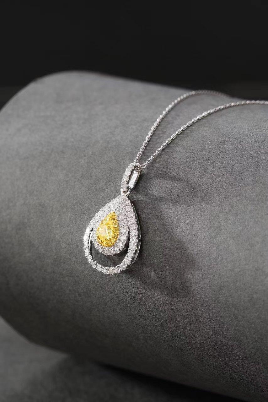 Moderno Collana con diamanti gialli in oro bianco 18 carati in vendita