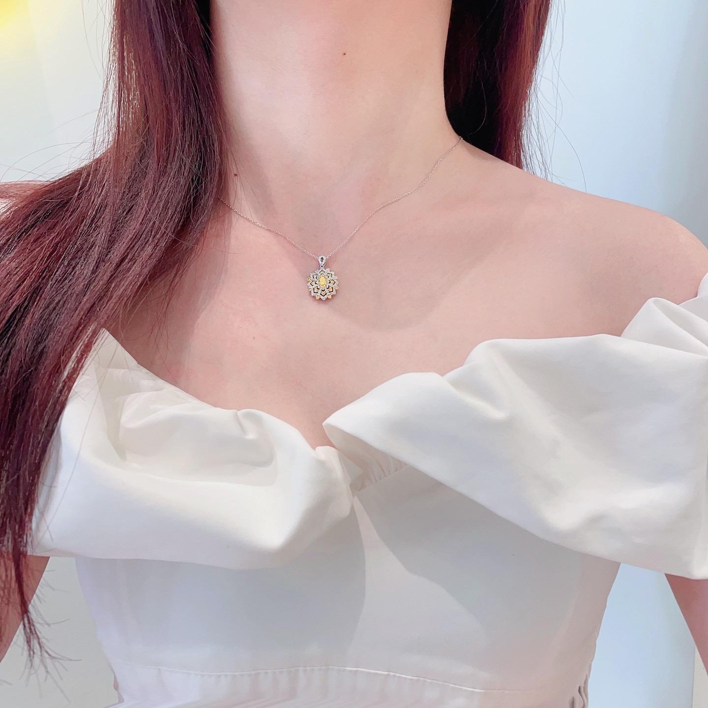 Taglio ovale Collana con diamanti gialli in oro bianco 18 carati in vendita