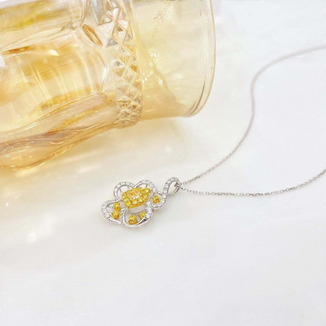 Taglio cuscino Collana con diamanti gialli in oro bianco 18 carati in vendita