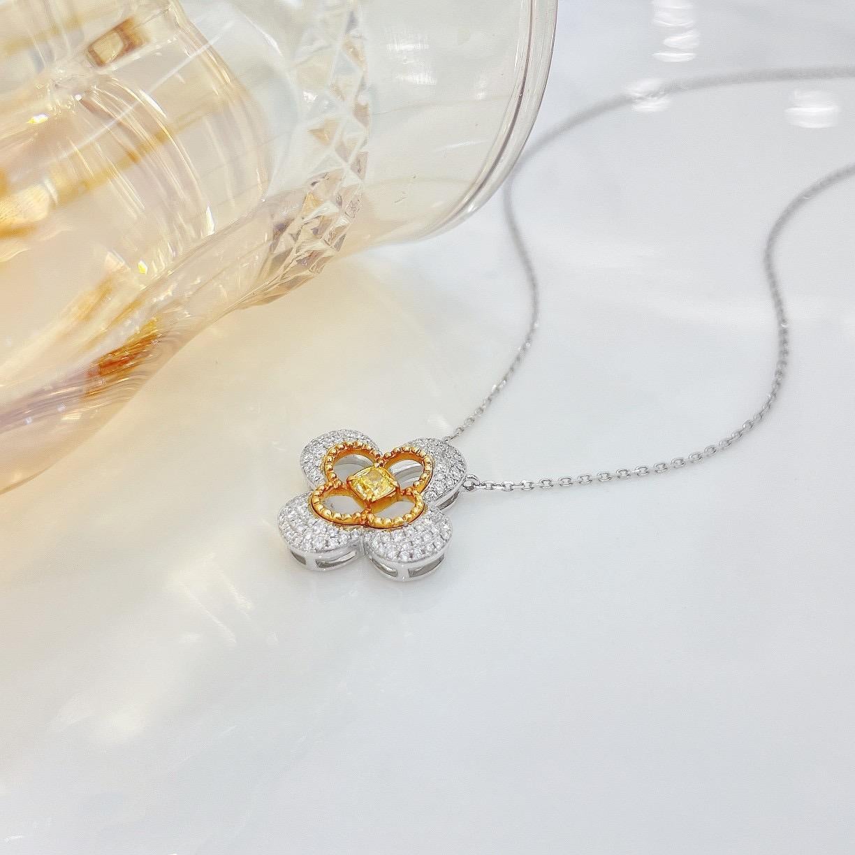 Taglio cuscino Collana con diamanti gialli in oro bianco 18 carati in vendita