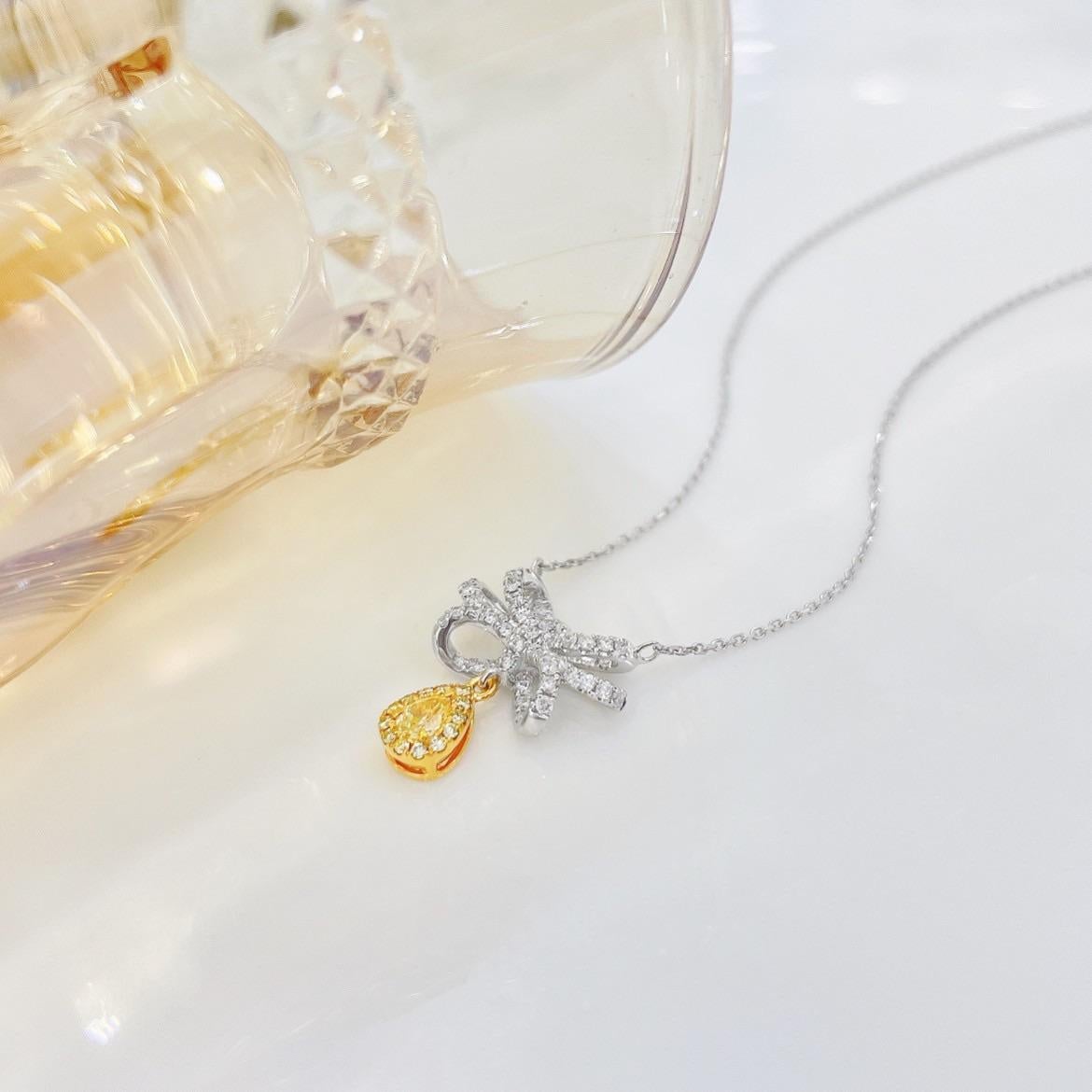 Taglio a goccia Collana con diamanti gialli in oro bianco 18 carati in vendita
