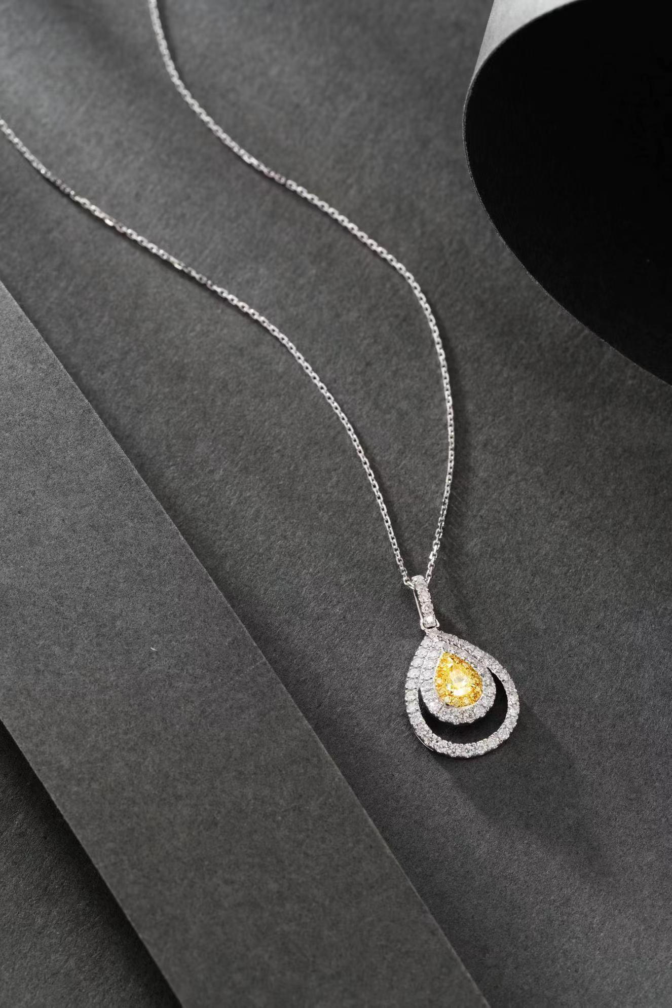 Taglio a goccia Collana con diamanti gialli in oro bianco 18 carati in vendita