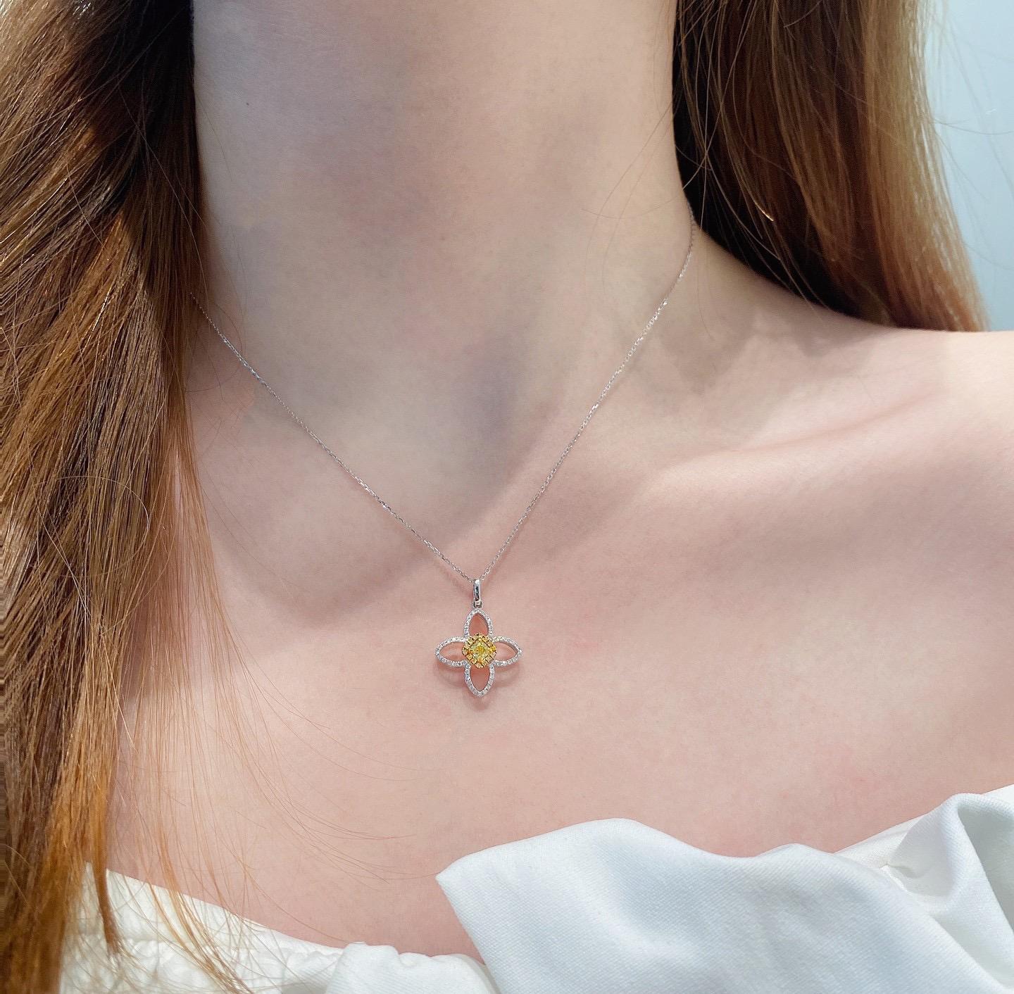 Collana con diamanti gialli in oro bianco 18 carati In condizioni Nuovo in vendita a Hong Kong, HK