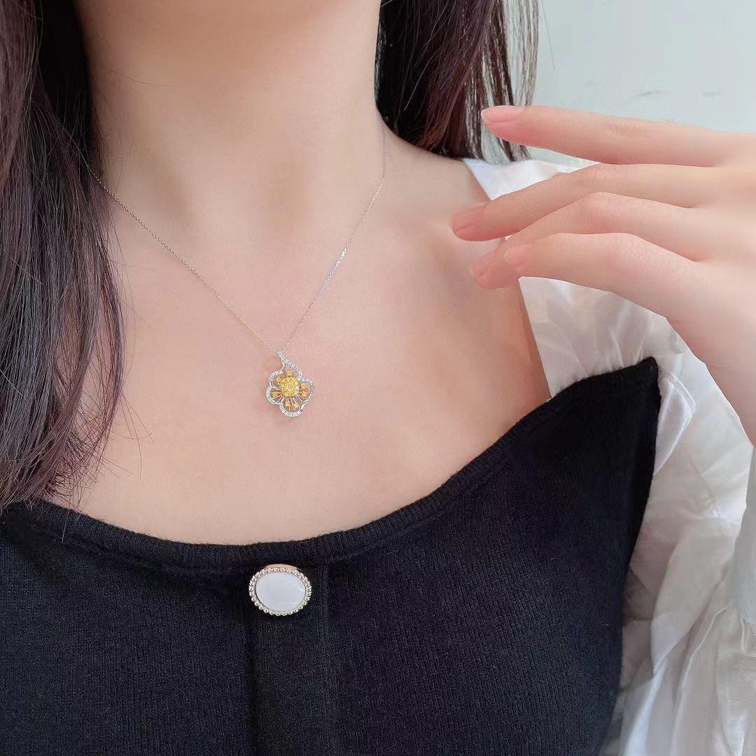 Collana con diamanti gialli in oro bianco 18 carati In condizioni Nuovo in vendita a Hong Kong, HK