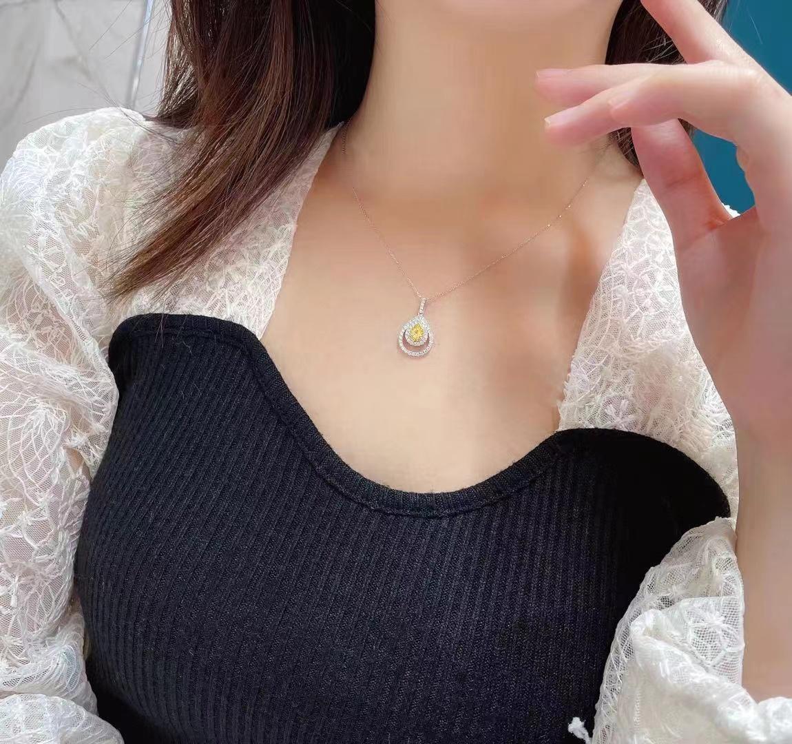 Collana con diamanti gialli in oro bianco 18 carati In condizioni Nuovo in vendita a Hong Kong, HK