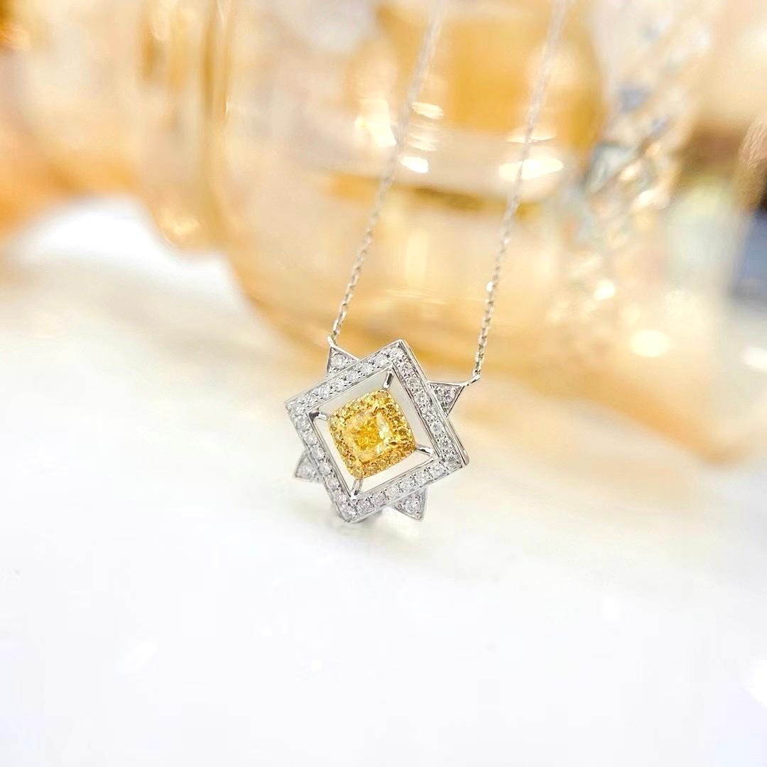 Collier pendentif octogonal en or blanc 18 carats avec diamants jaunes

1 diamant jaune - 0,24 CT
Diamants - 0,23 CT
Or 18K - 2.43 GM