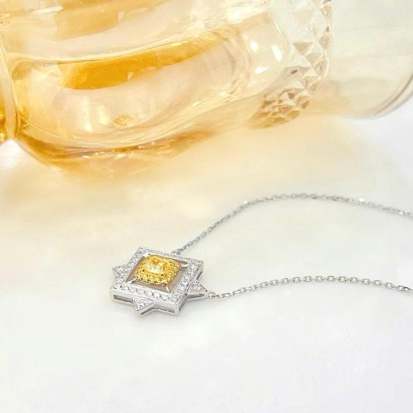 Moderne Collier pendentif octogonal en or blanc 18 carats avec diamants jaunes en vente
