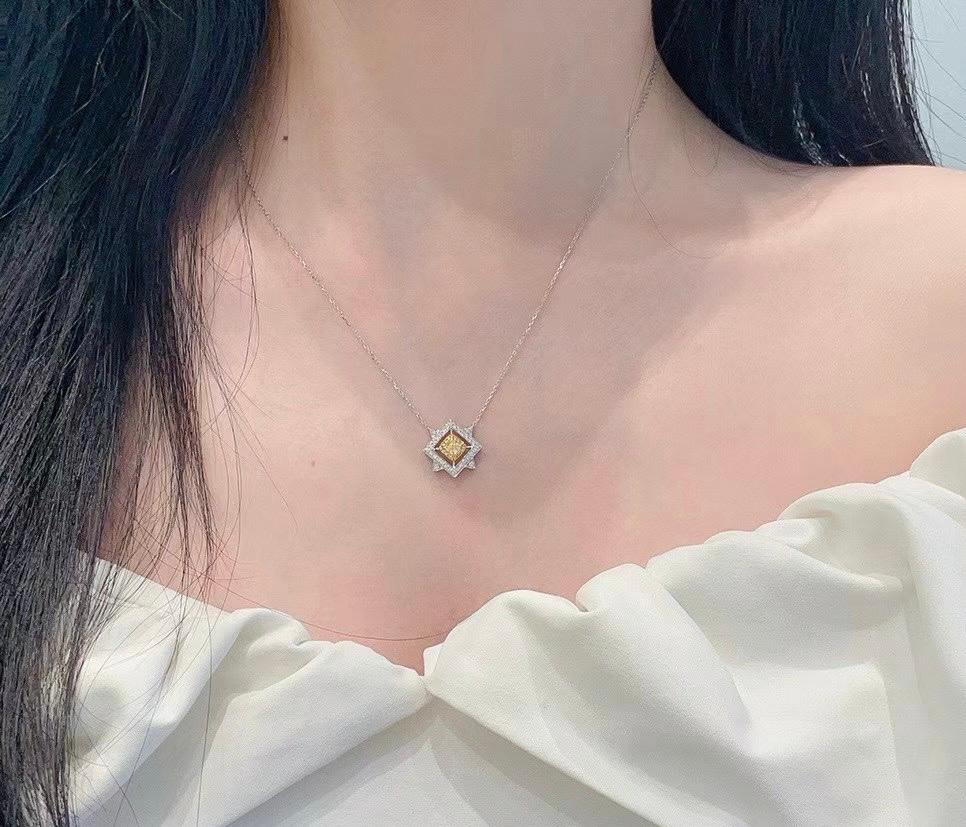 Taille coussin Collier pendentif octogonal en or blanc 18 carats avec diamants jaunes en vente