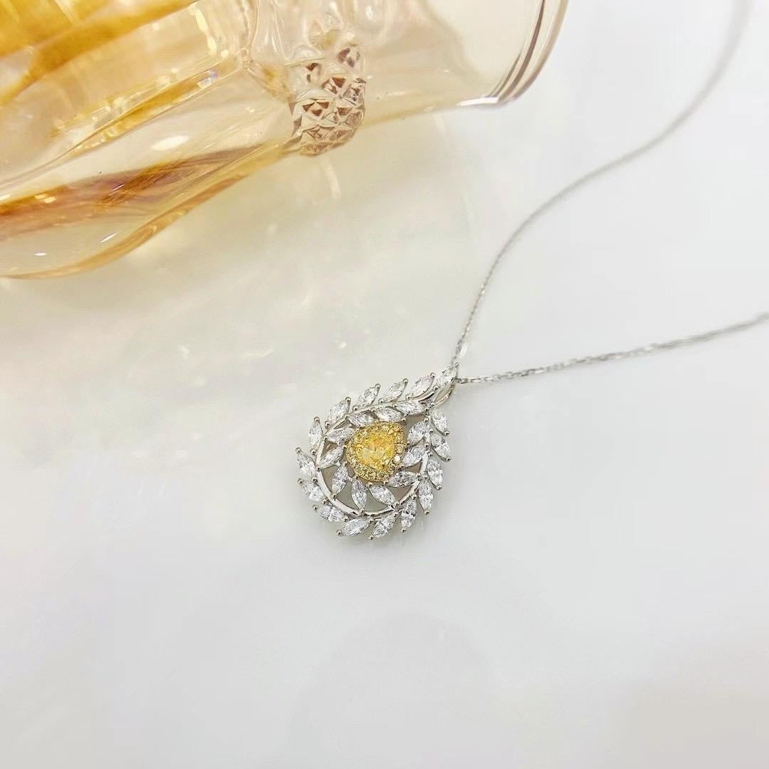 18K White Gold Yellow Diamond Olive Leaf Pendant Necklace In New Condition For Sale In Kowloon, HK