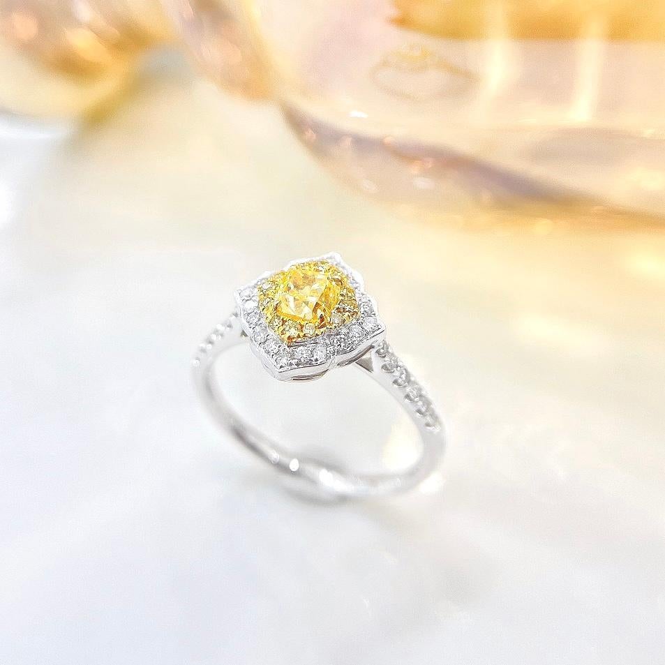 18K White Gold Yellow Diamond Ring 

1 Yellow Diamond - 0.42 CT
Diamonds - 0.27 CT

Total Weight - 2.72 GM