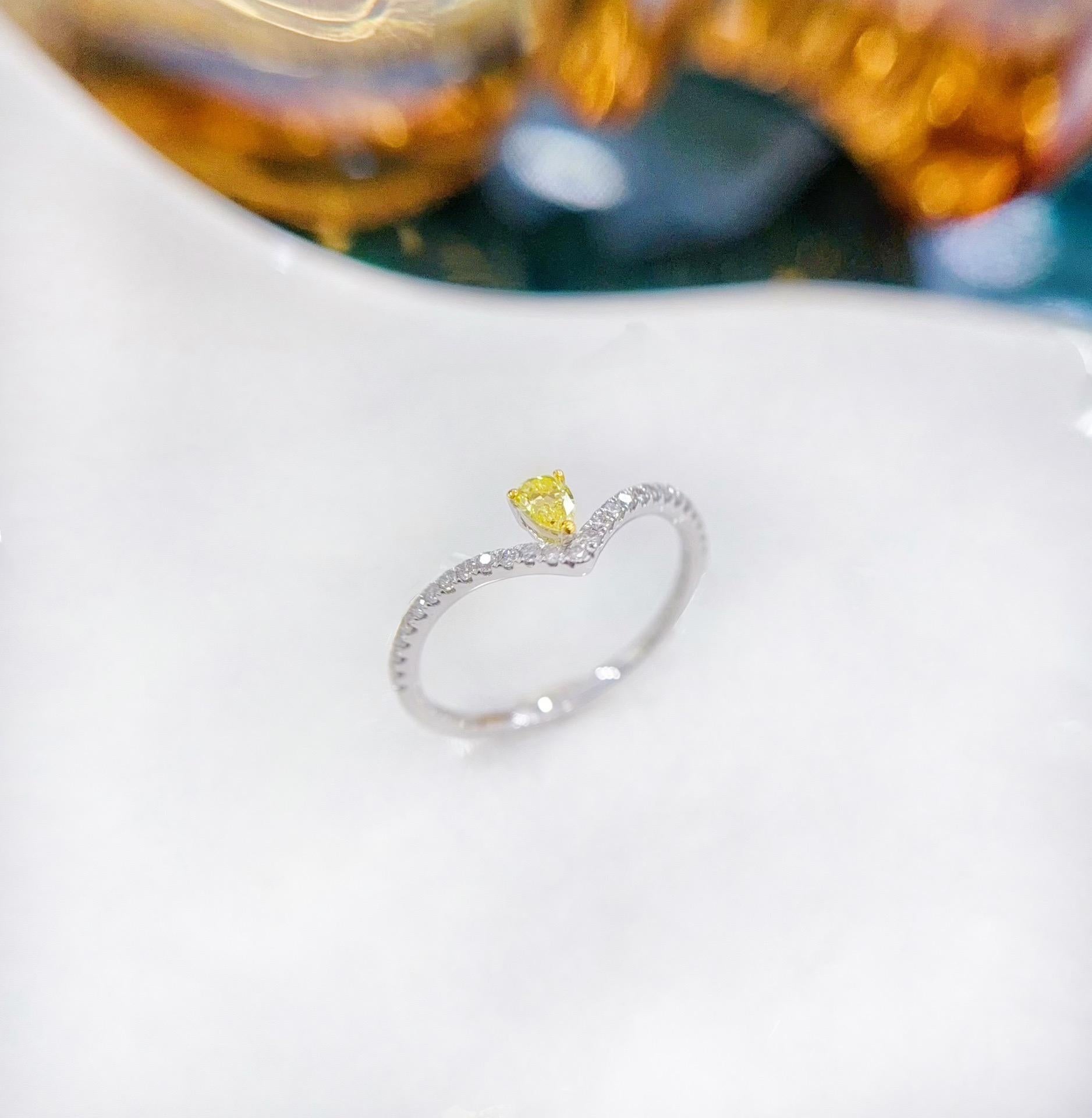 18K White Gold Yellow Diamond Ring

1 Yellow Diamond - 0.13 CT
Diamonds - 0.16 CT
Total Weight - 1.25 GM