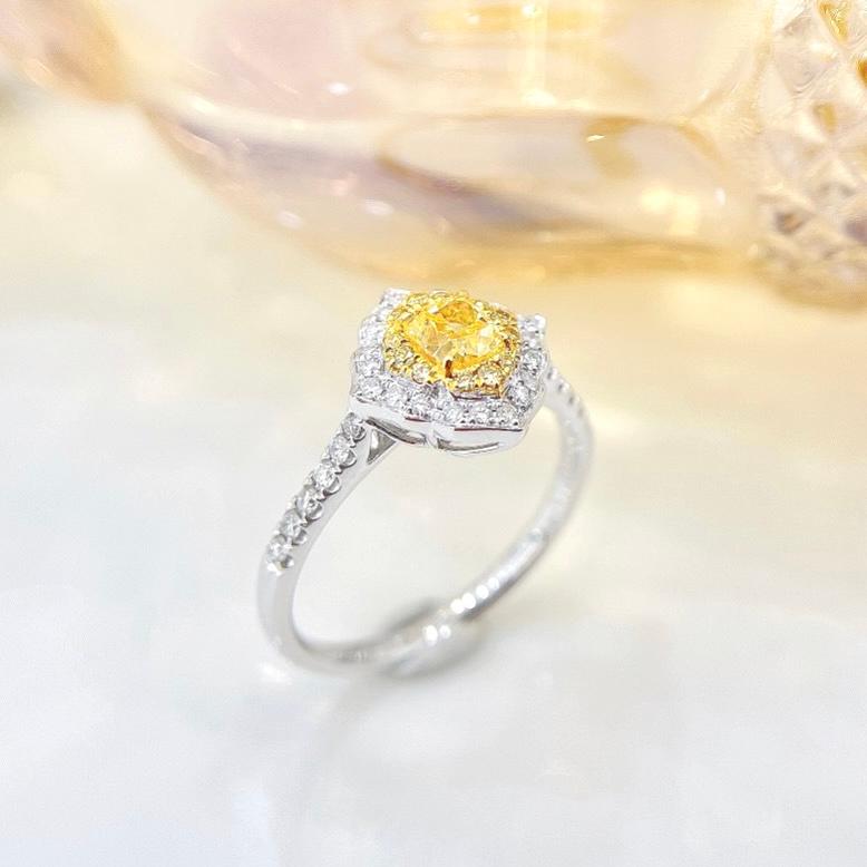18K White Gold Yellow Diamond Ring In New Condition For Sale In Kowloon, HK