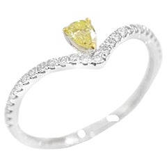 Anillo de diamantes amarillos de oro blanco de 18 quilates