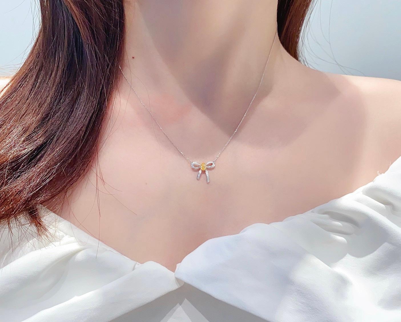 18K White Gold Yellow Diamond & Round Diamond Bow Pendant Necklace

1 Yellow Diamond - 0.27 CT
Round Diamonds - 0.11 CT

Total Weight - 1.91 GM