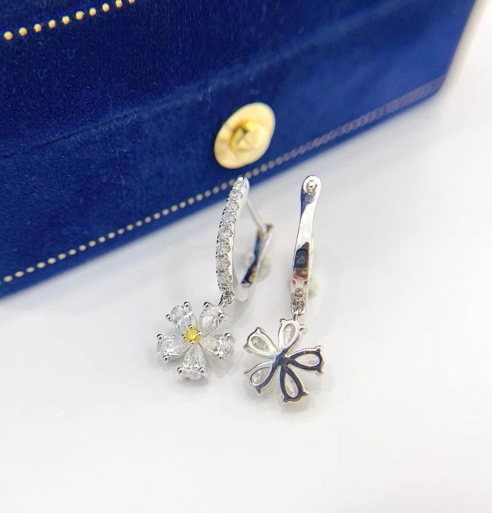 Moderno Orecchini a forma di stella con diamante giallo in oro bianco 18 carati con diamanti in vendita