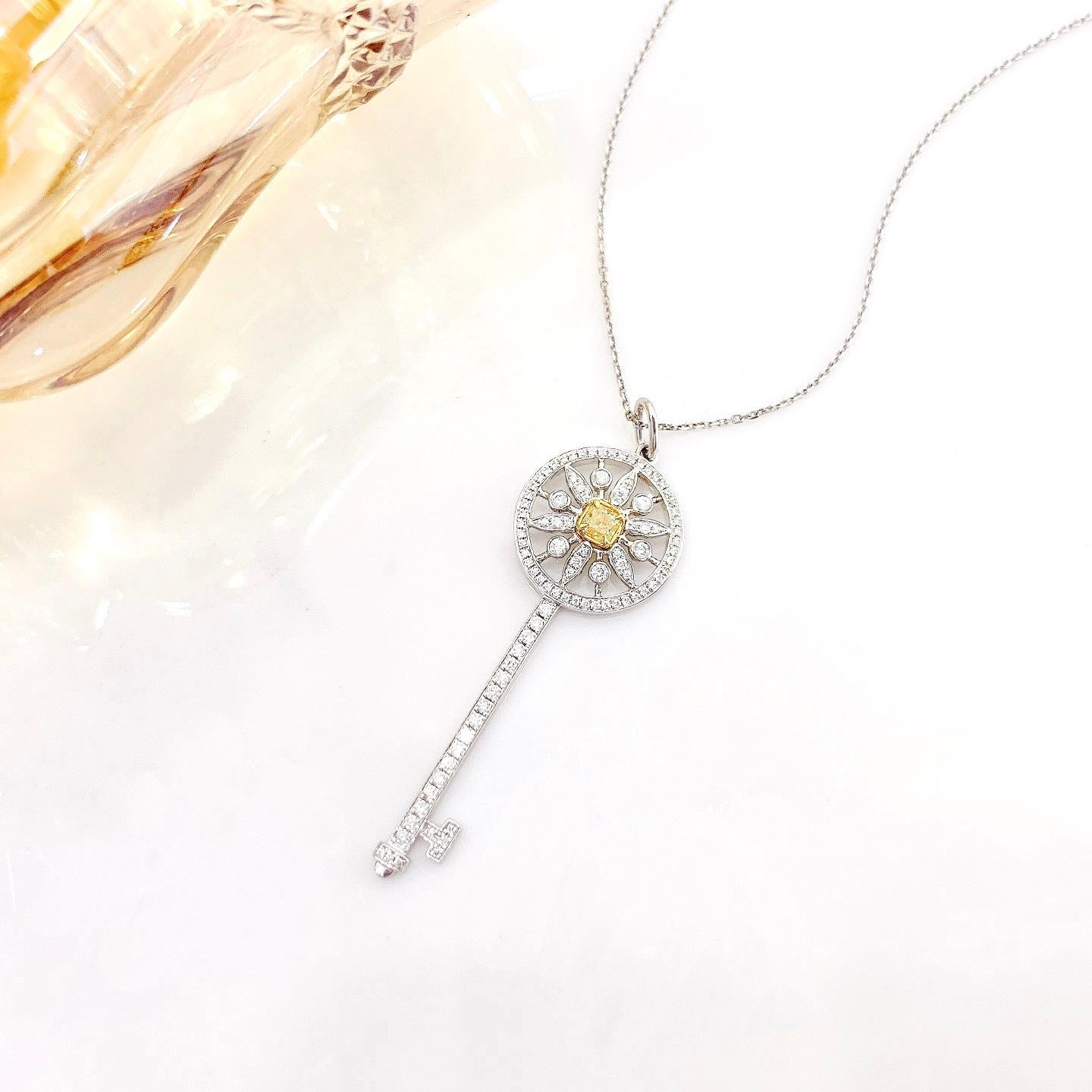 Moderno Collana con ciondolo a forma di girasole con diamante giallo in oro bianco 18K in vendita