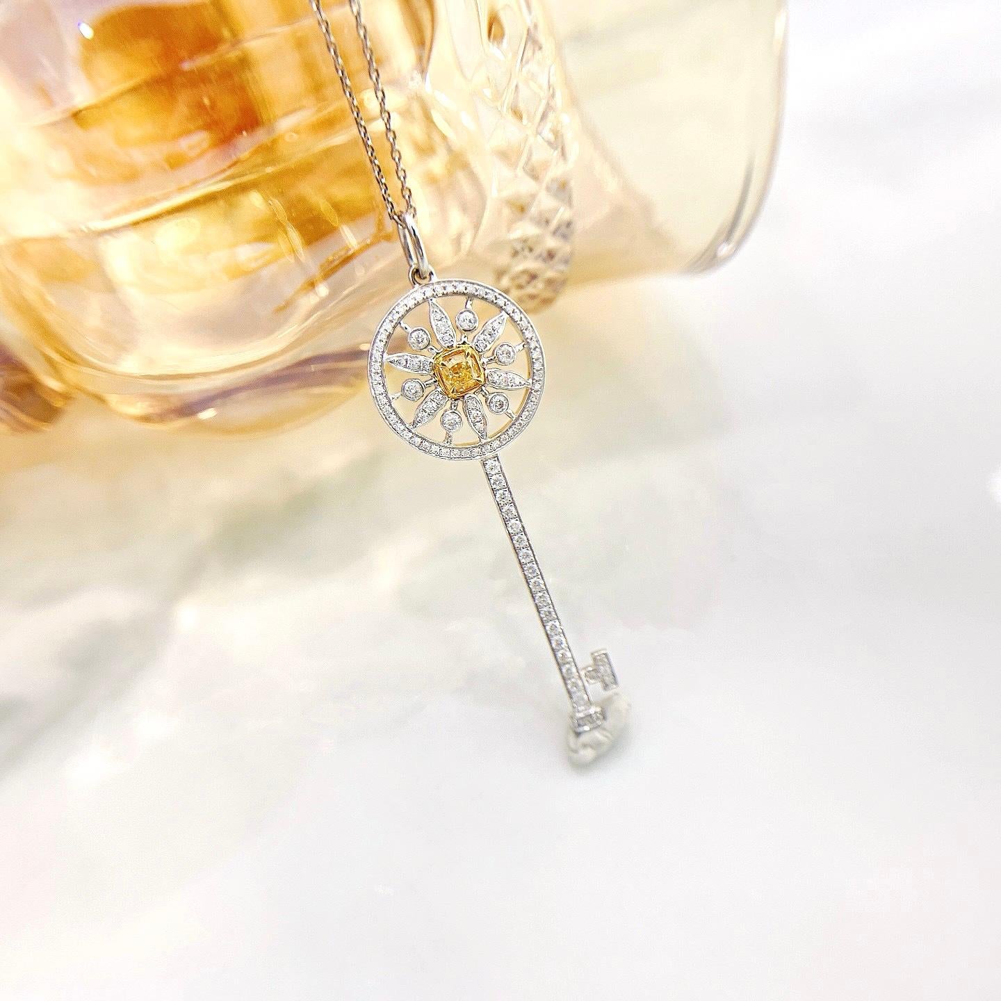 Taglio cuscino Collana con ciondolo a forma di girasole con diamante giallo in oro bianco 18K in vendita
