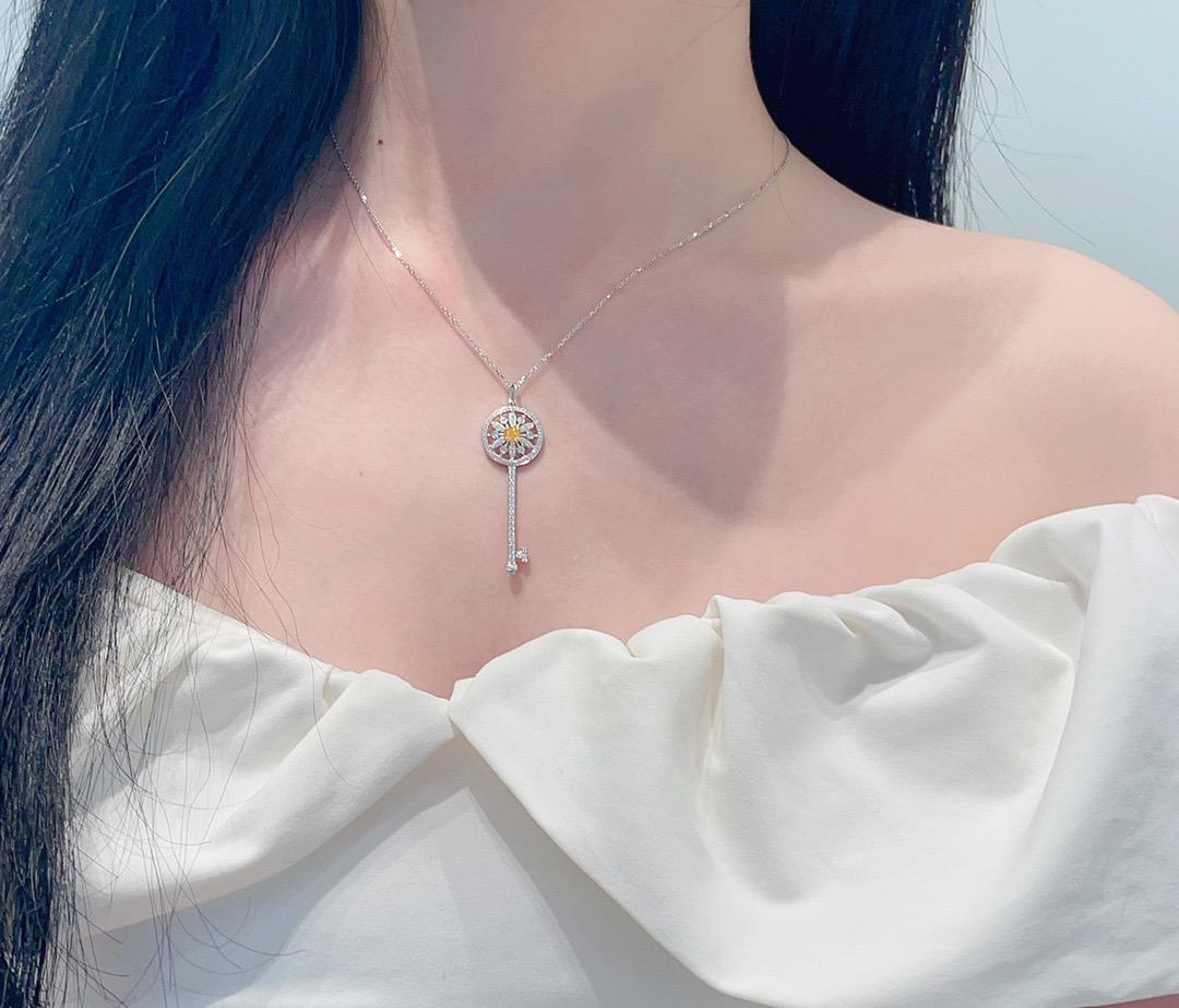 Collana con ciondolo a forma di girasole con diamante giallo in oro bianco 18K In condizioni Nuovo in vendita a Kowloon, HK
