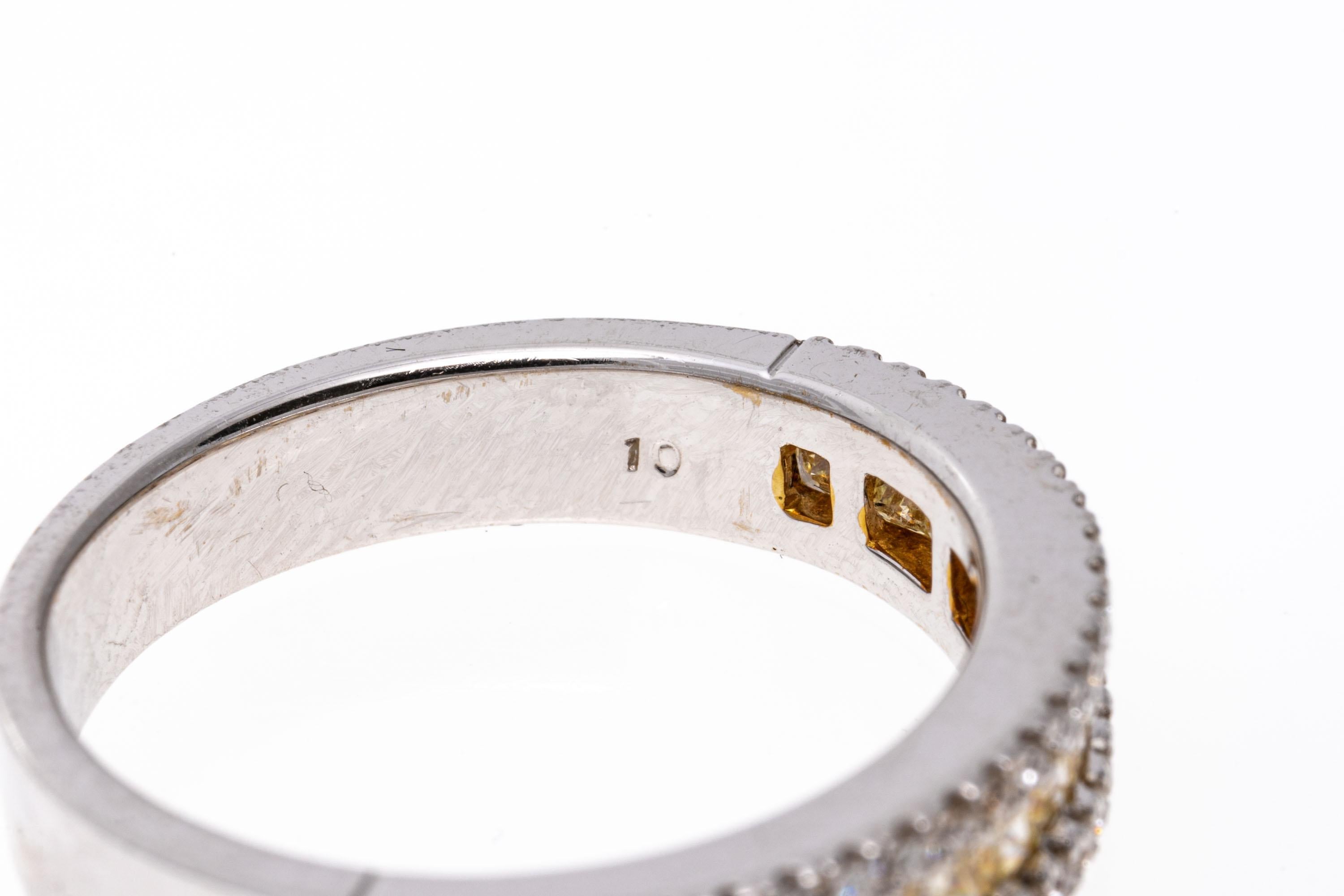 18 Karat Weißgold Gelbgold Ring mit rundem Diamanten im Prinzessinnenschliff im Zustand „Gut“ im Angebot in Southport, CT