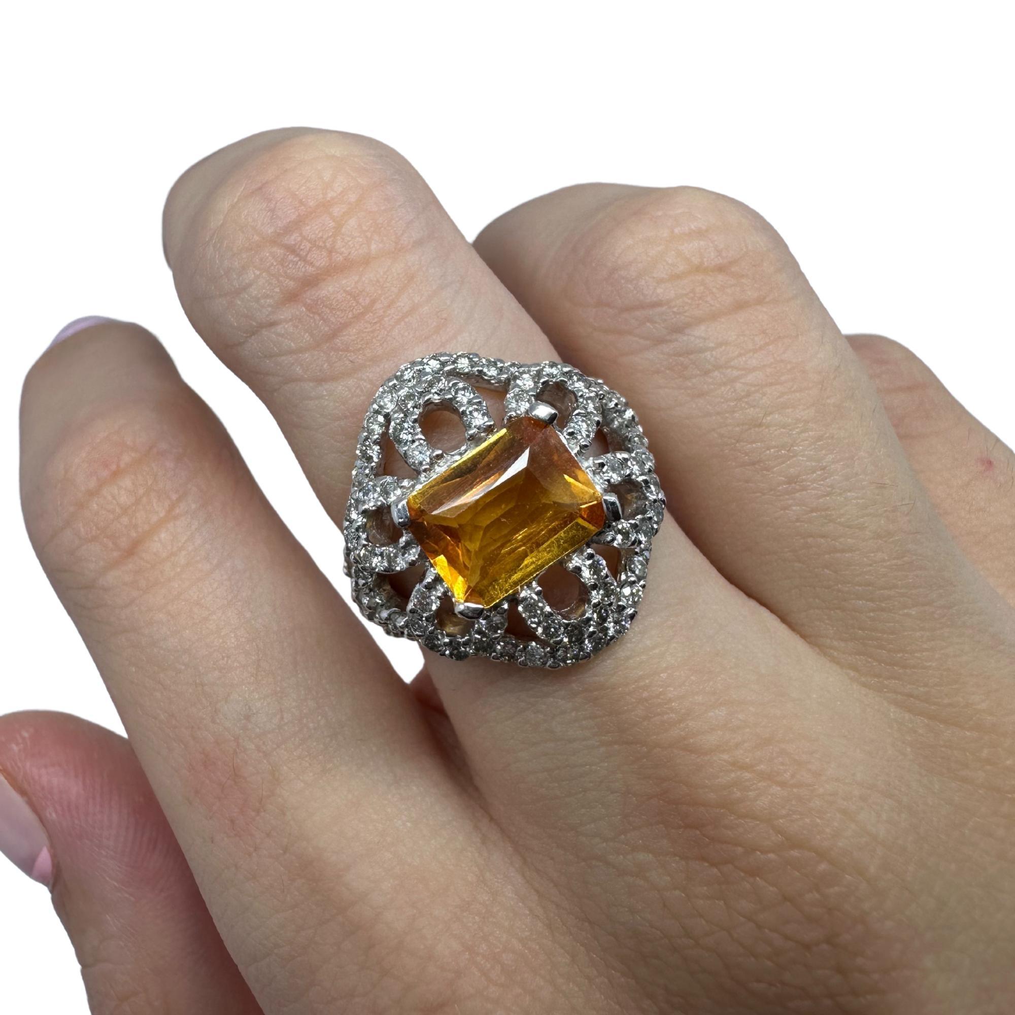 Bague fleur en or blanc 18k saphir jaune et diamant en vente 6