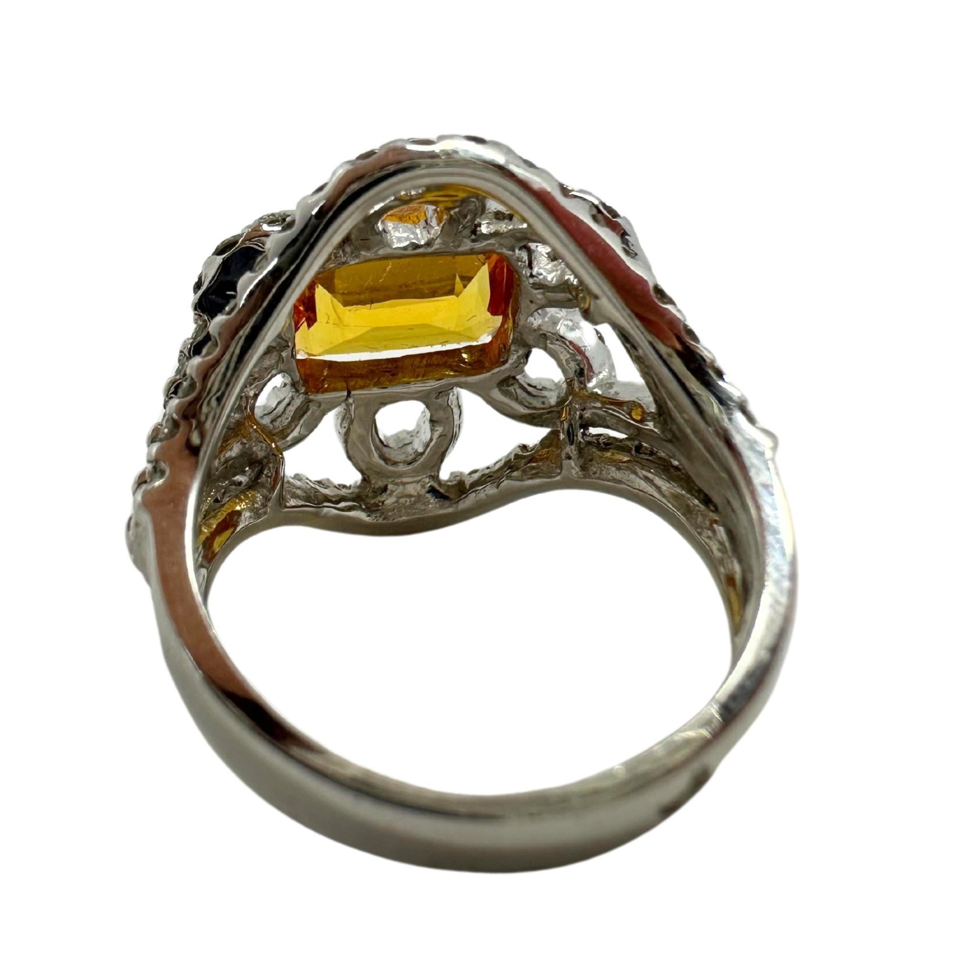 Bague fleur en or blanc 18k saphir jaune et diamant en vente 1