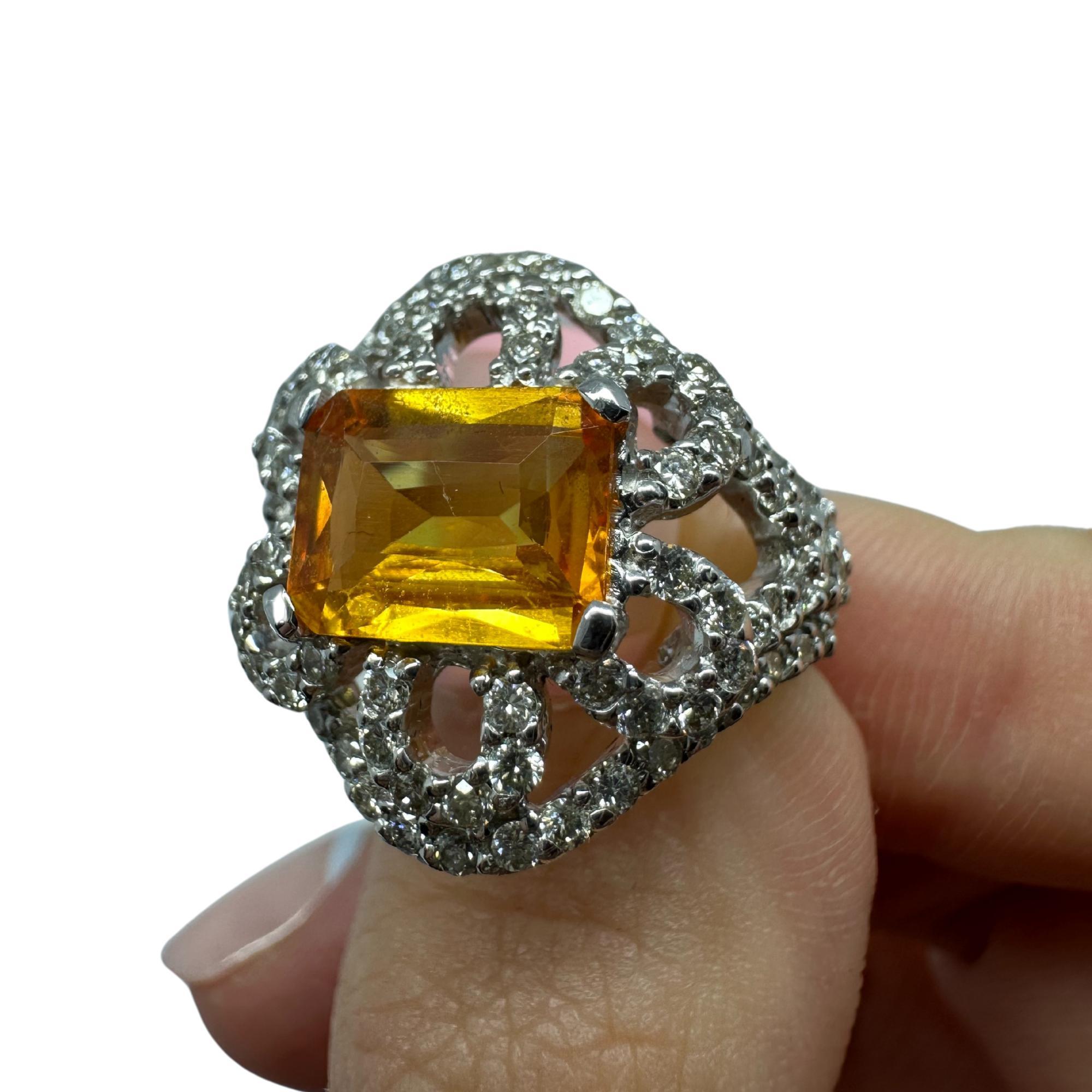 Bague fleur en or blanc 18k saphir jaune et diamant en vente 4