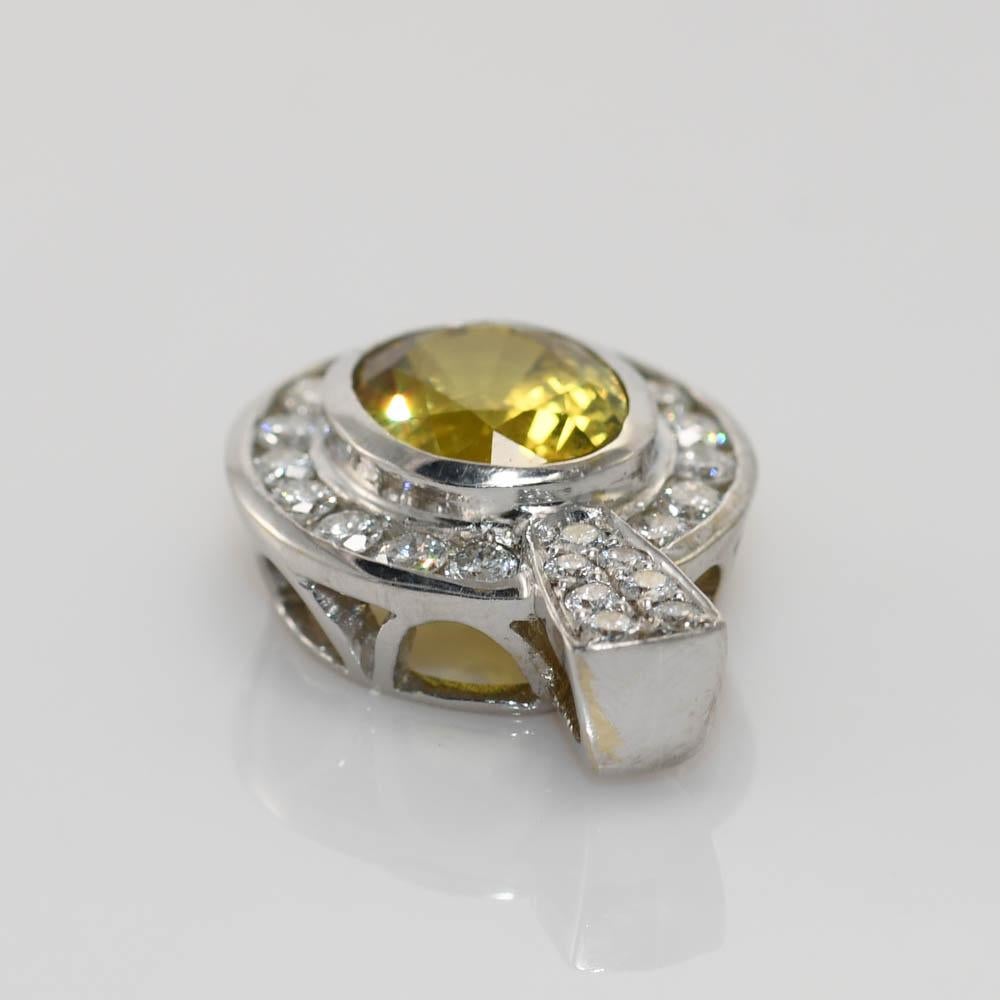 Pendentif en saphir ellow et diamant fait sur mesure en or blanc 18k.
Testé en 18k et pesant 6.9 grammes brut,(net 5.7 grammes d'or 18k).
Le saphir naturel est de forme ovale, 4,50 carats, de couleur jaune foncé.
Les diamants latéraux sont des