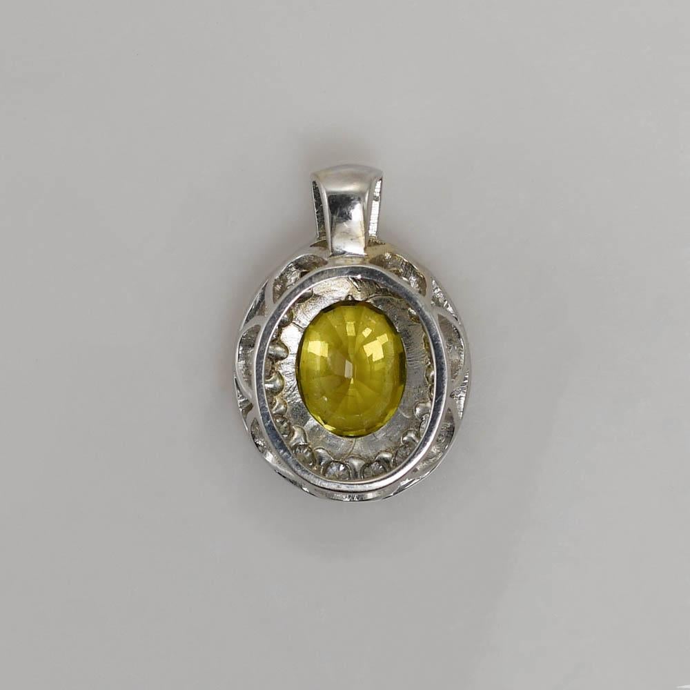 Pendentif en or blanc 18 carats avec saphir jaune et diamants, 6,9 g en vente 1