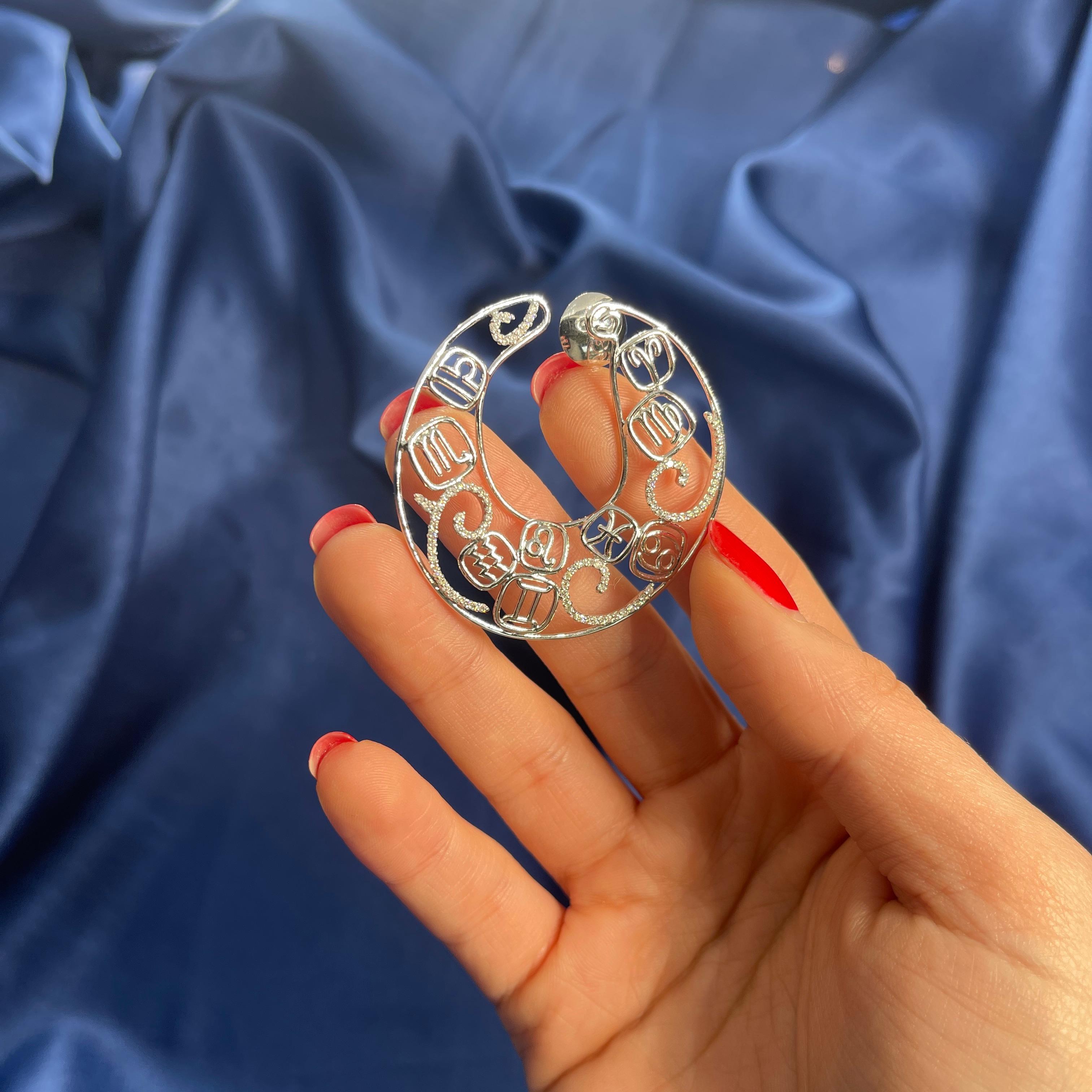18K White Gold Zodiac Hoop Earrings with Diamonds In New Condition For Sale In Bergamo, BG