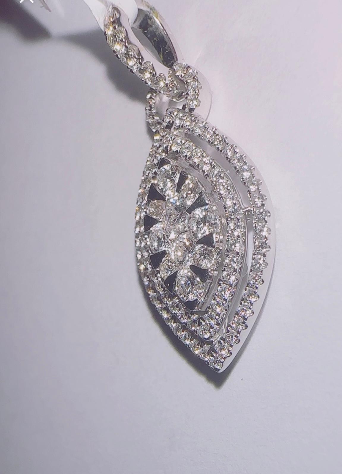 Taglio rotondo Ciondolo con diamante naturale a forma di marquise in bianco 18K in vendita