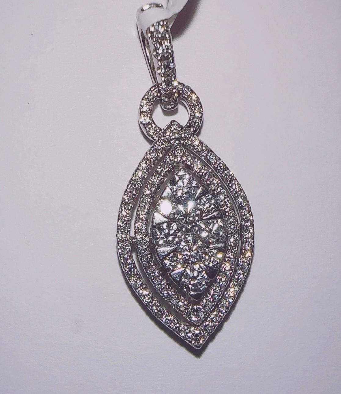 Ciondolo con diamante naturale a forma di marquise in bianco 18K In condizioni Nuovo in vendita a Miami, FL