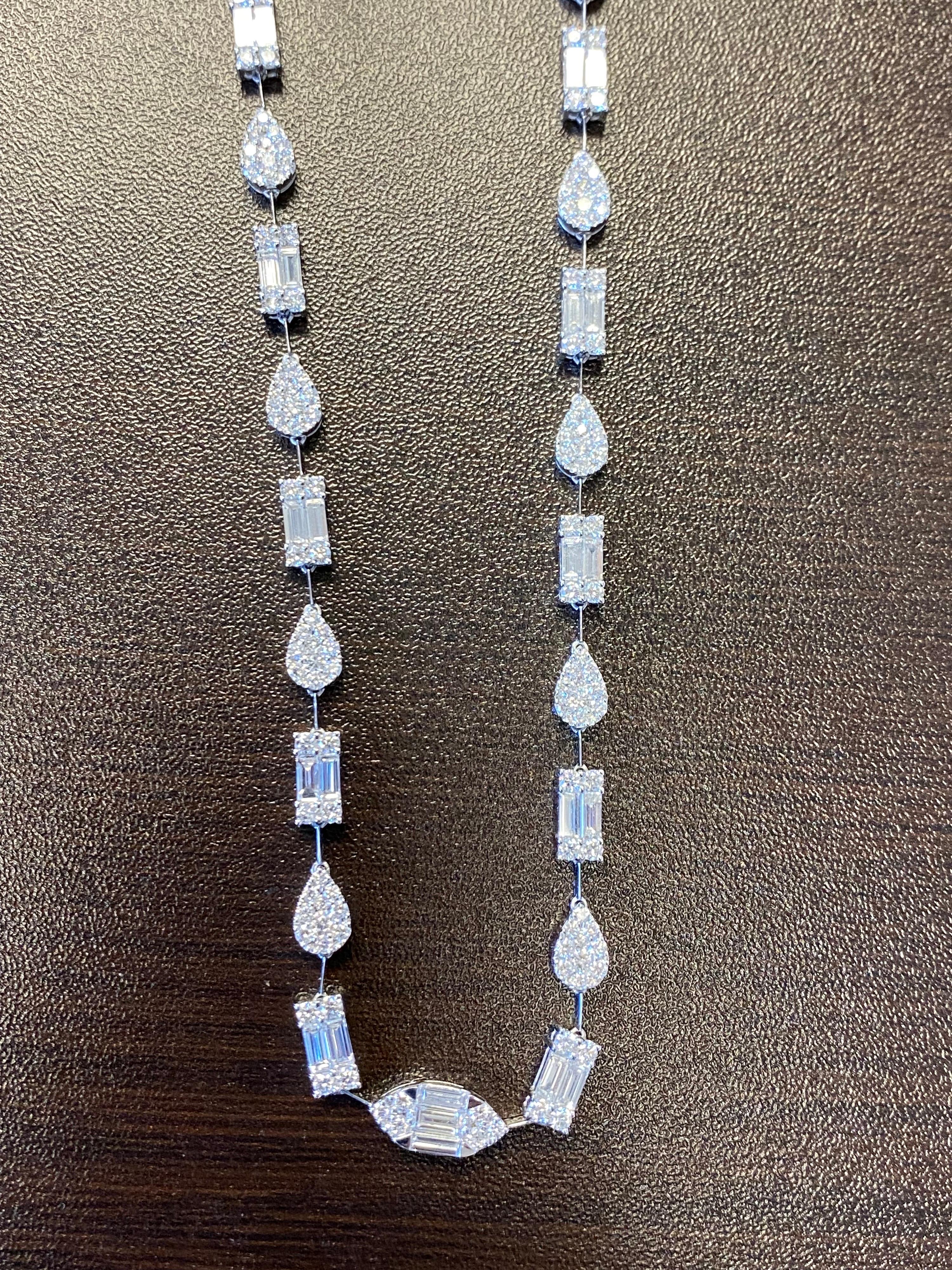 Collana con diamanti incastonati con un gruppo di diamanti baguette e rotondi per creare l'illusione di diamanti singoli a forma di pera, marquise e smeraldo. La collana è incastonata in oro bianco 18 carati. Il peso totale del pezzo è di 10,74