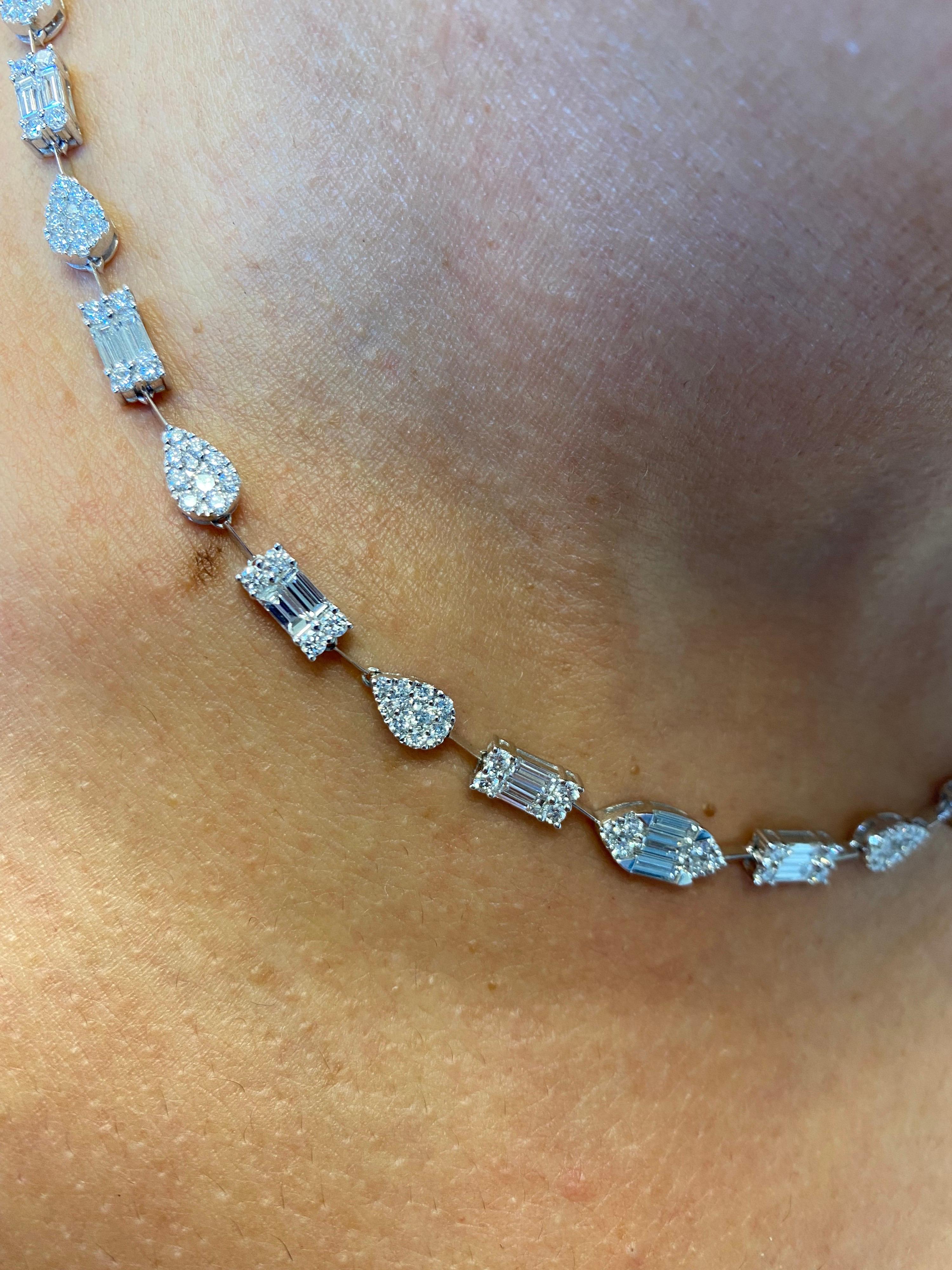 Taglio baguette Collana di diamanti multiforme in bianco 18 carati in vendita