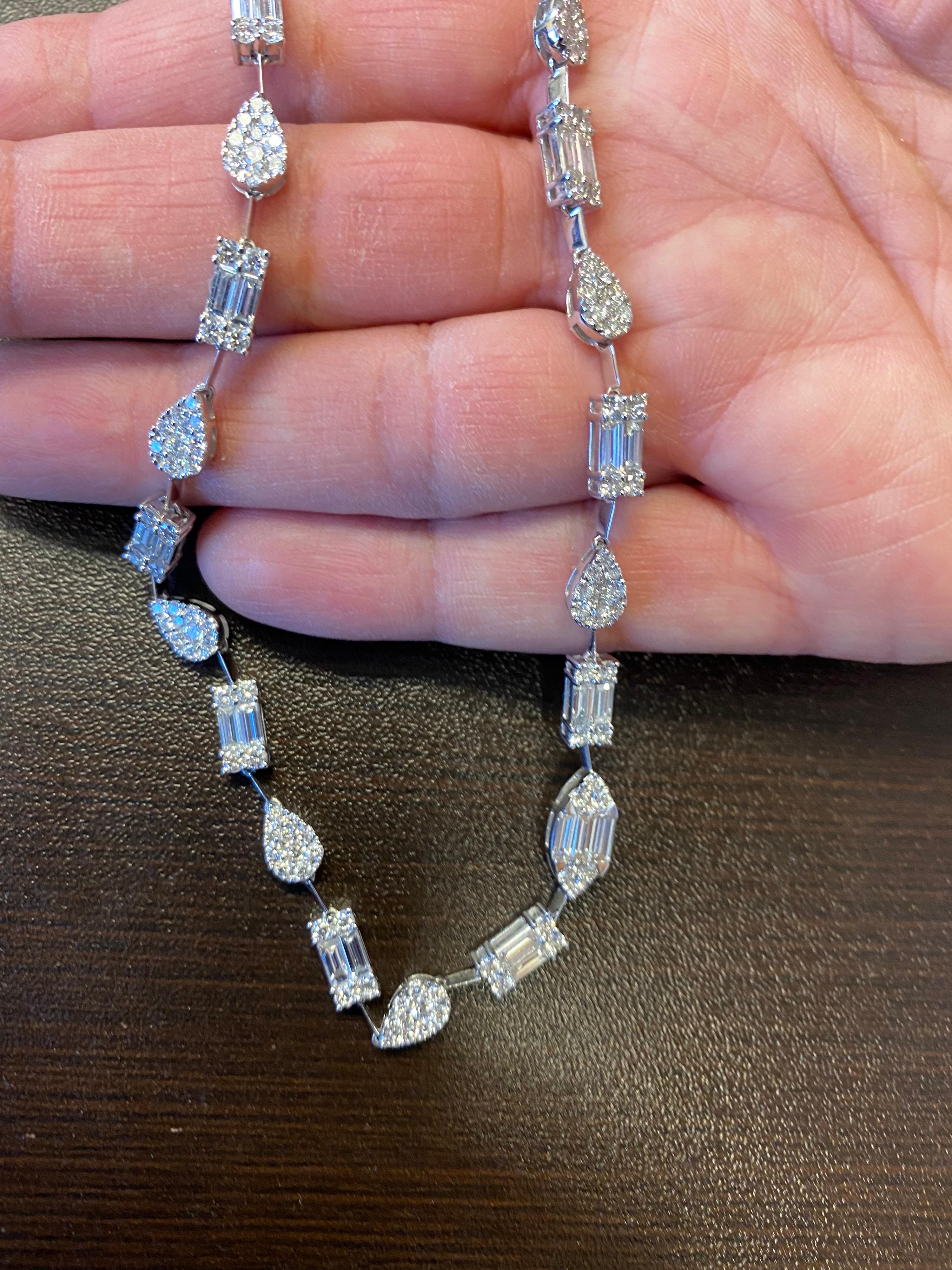 Collana di diamanti multiforme in bianco 18 carati In condizioni Nuovo in vendita a Great Neck, NY
