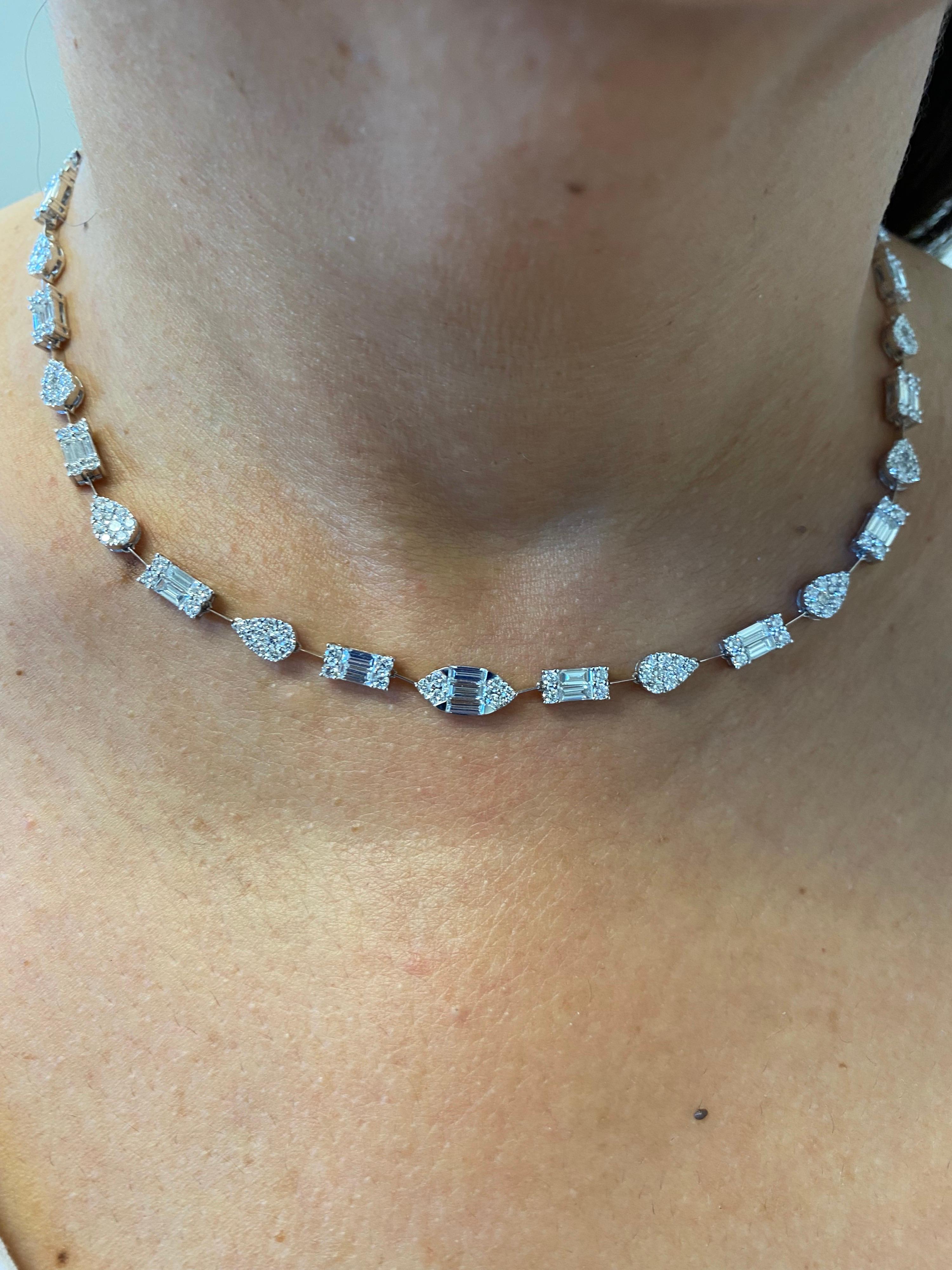 Collana di diamanti multiforme in bianco 18 carati in vendita 1