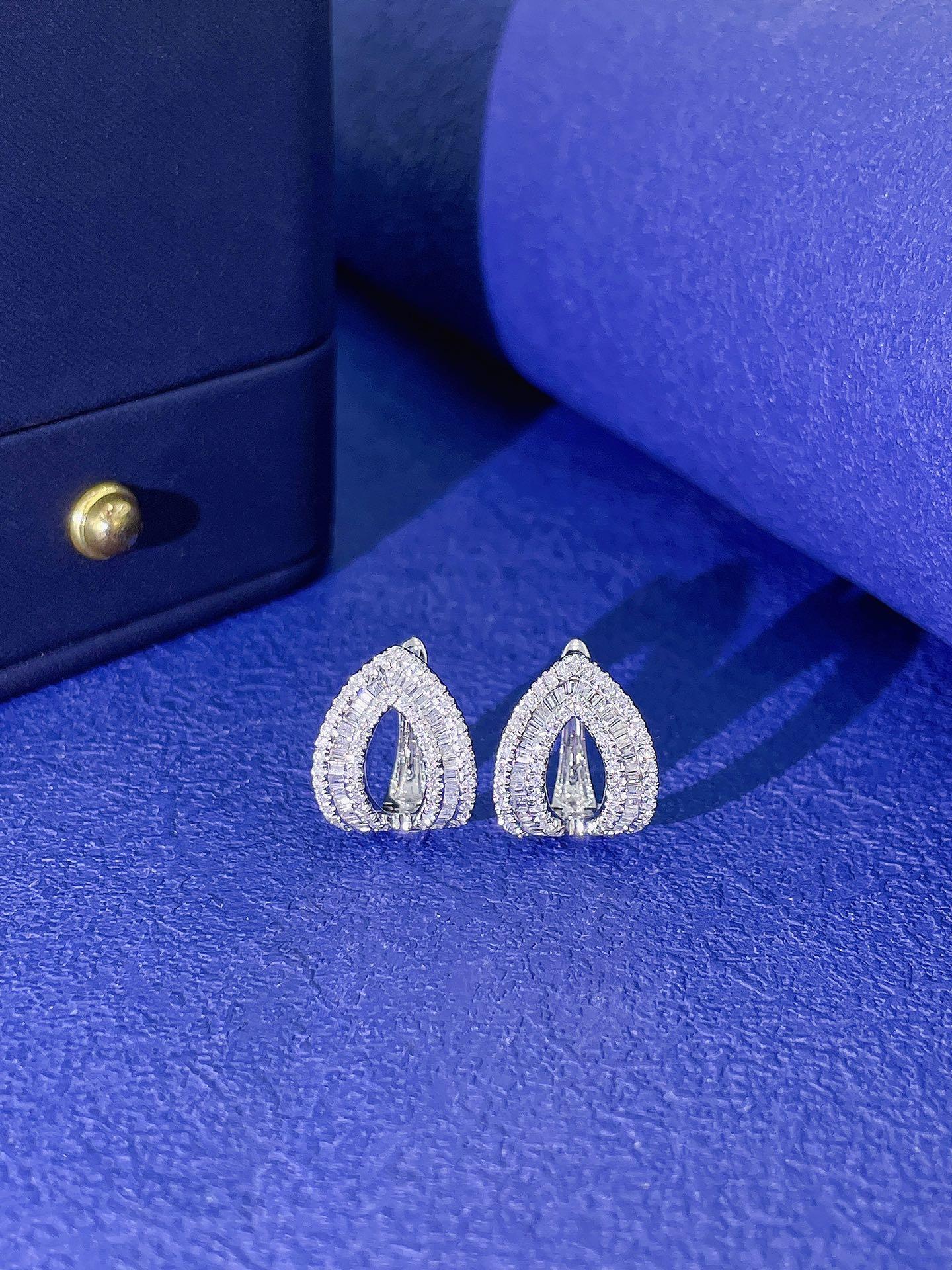 18k White Rose and Yellow Gold V-Shaped Hoop Earrings with Natural Diamonds
Elevate your style with these 18k White Rose and Yellow Gold V-Shaped Hoop Earrings with Natural Diamonds, featuring a full pavé design adorned with 66 dazzling natural