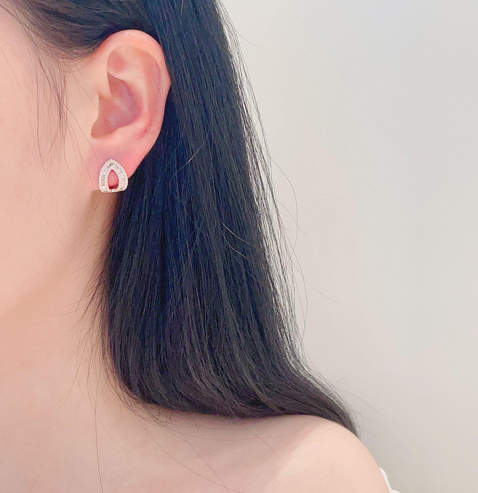 Brilliant Cut 18k White Rose and Yellow Gold V-Shaped Hoop Earrings with Natural Diamonds For Sale