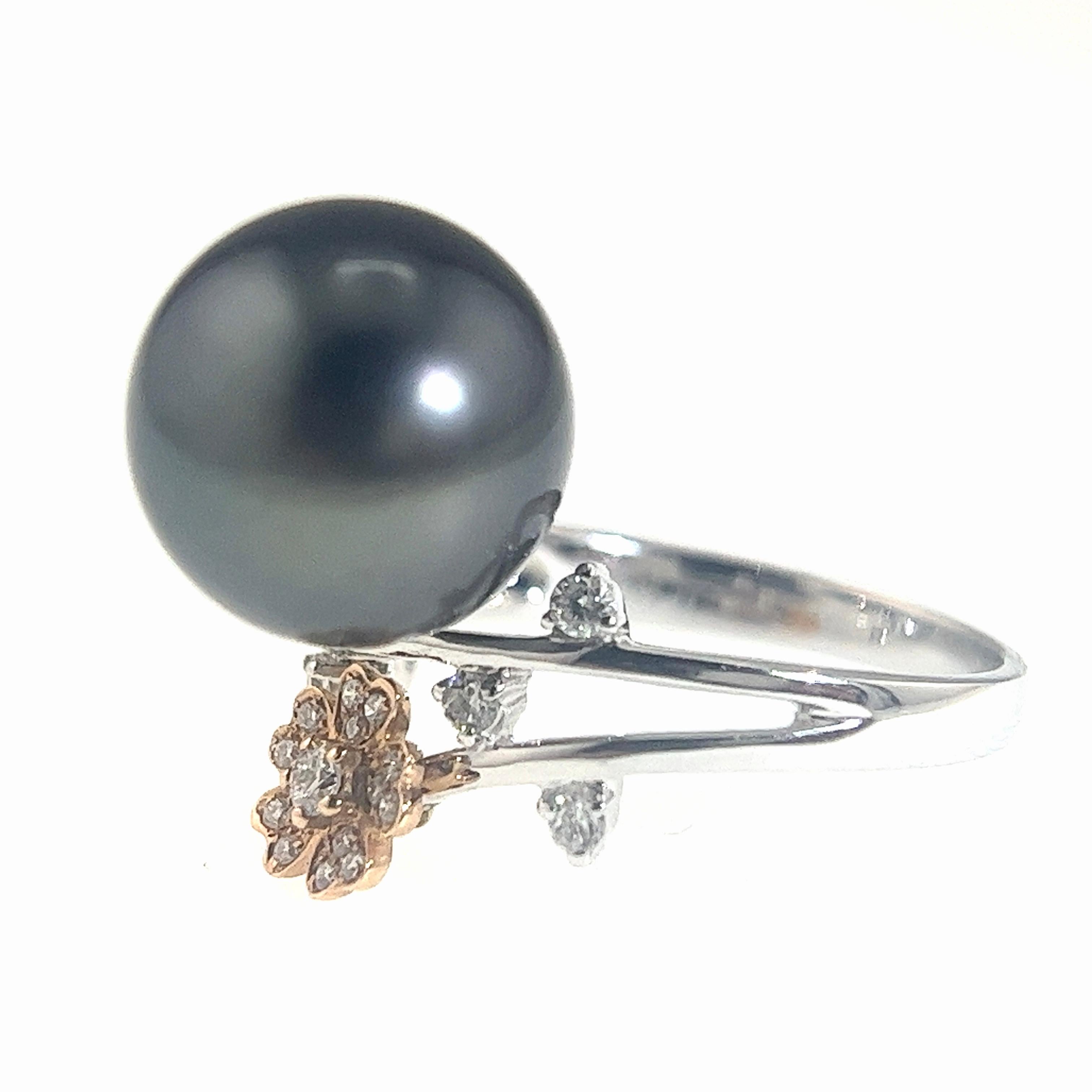 Bague en or blanc et rose 18 carats, perle noire, papillon et fleur de 12,5 mm

1 Perle noire - 12.5mm
37 Diamants - 0.274 CT
Poids total - 8,71 GM