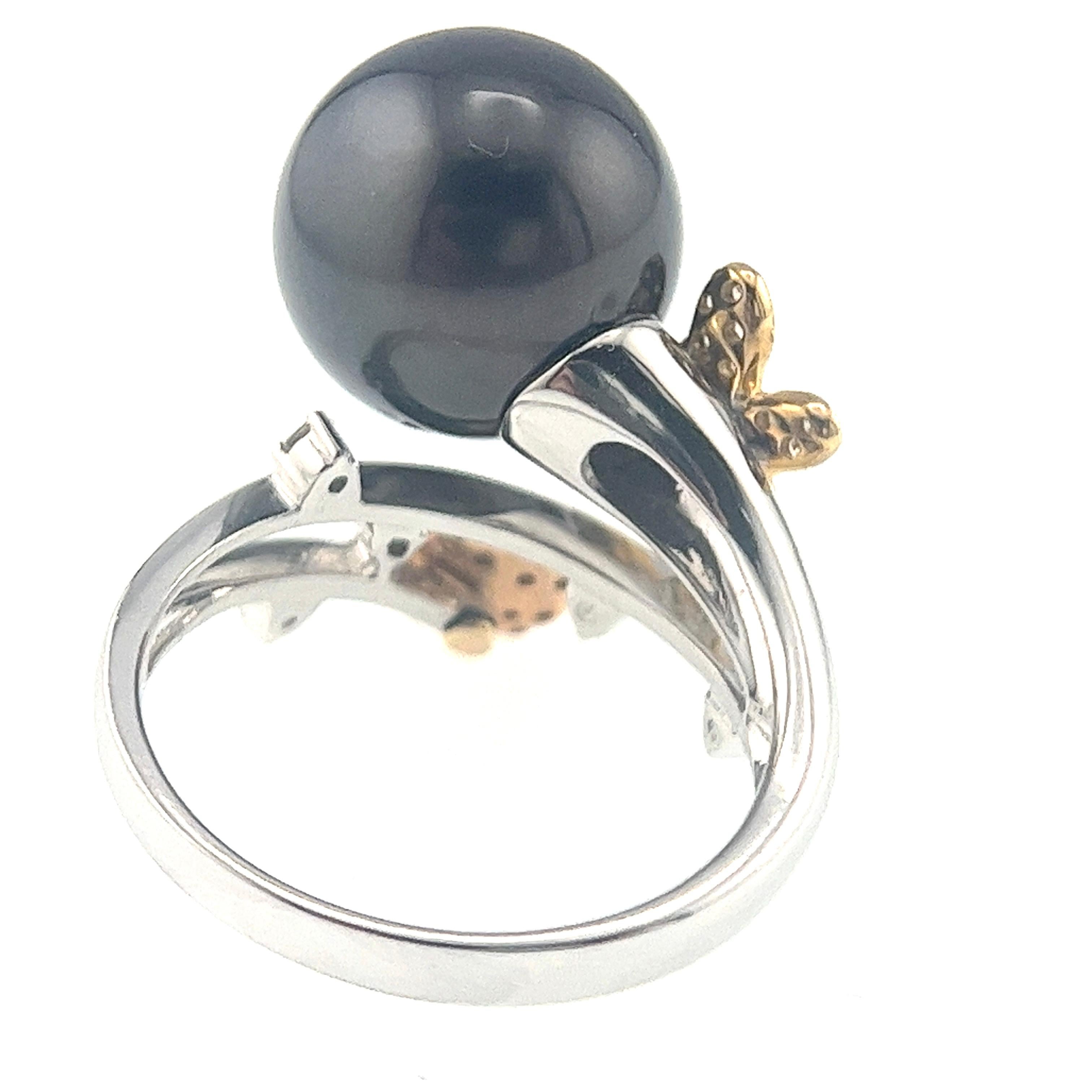 Moderne Bague en or blanc et rose 18 carats, perle noire, papillon et fleur de 12,5 mm en vente