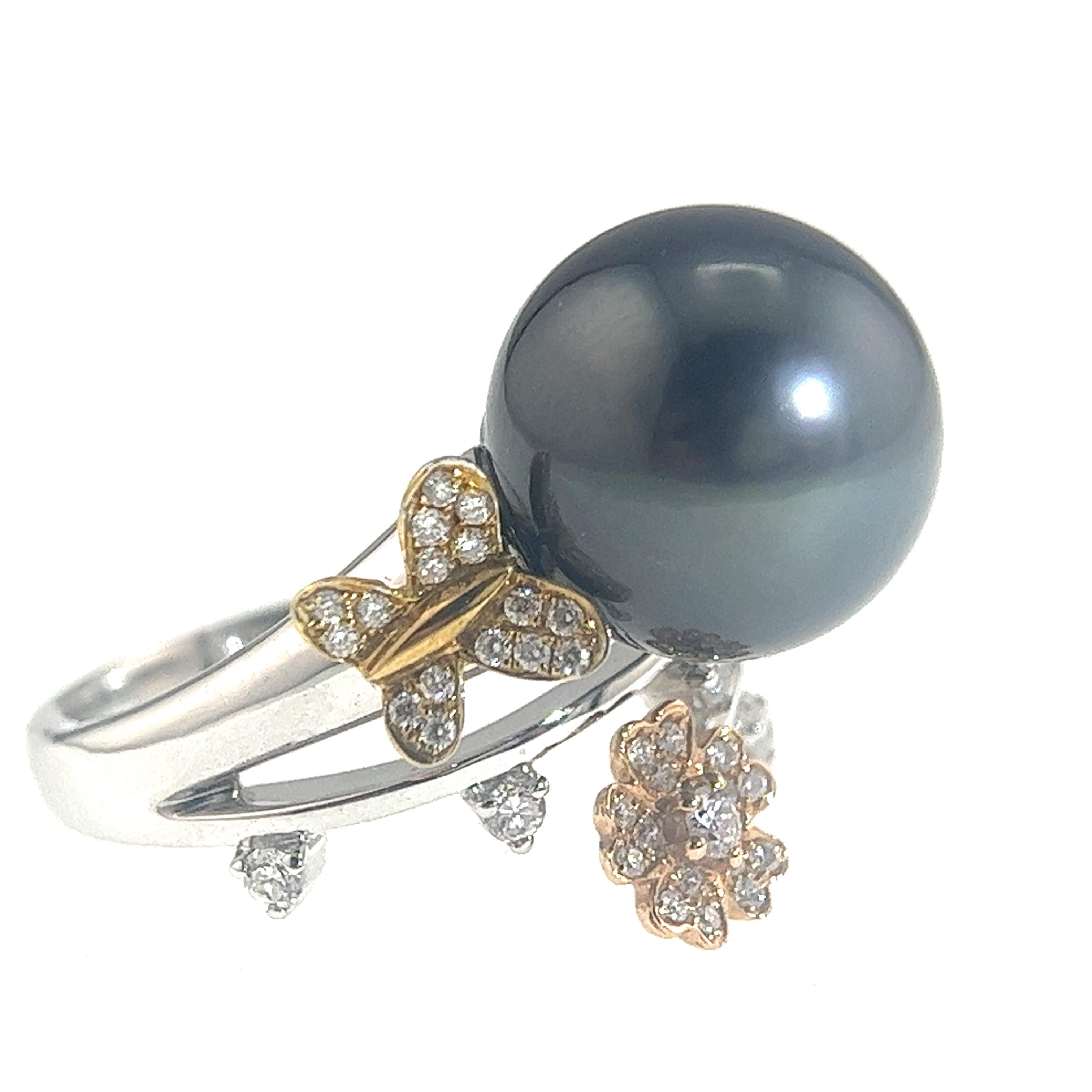Taille ronde Bague en or blanc et rose 18 carats, perle noire, papillon et fleur de 12,5 mm en vente
