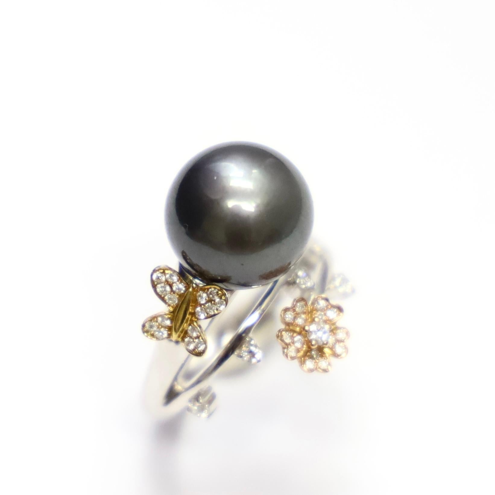 Bague en or blanc et rose 18 carats, perle noire, papillon et fleur de 12,5 mm Neuf - En vente à Kowloon, HK