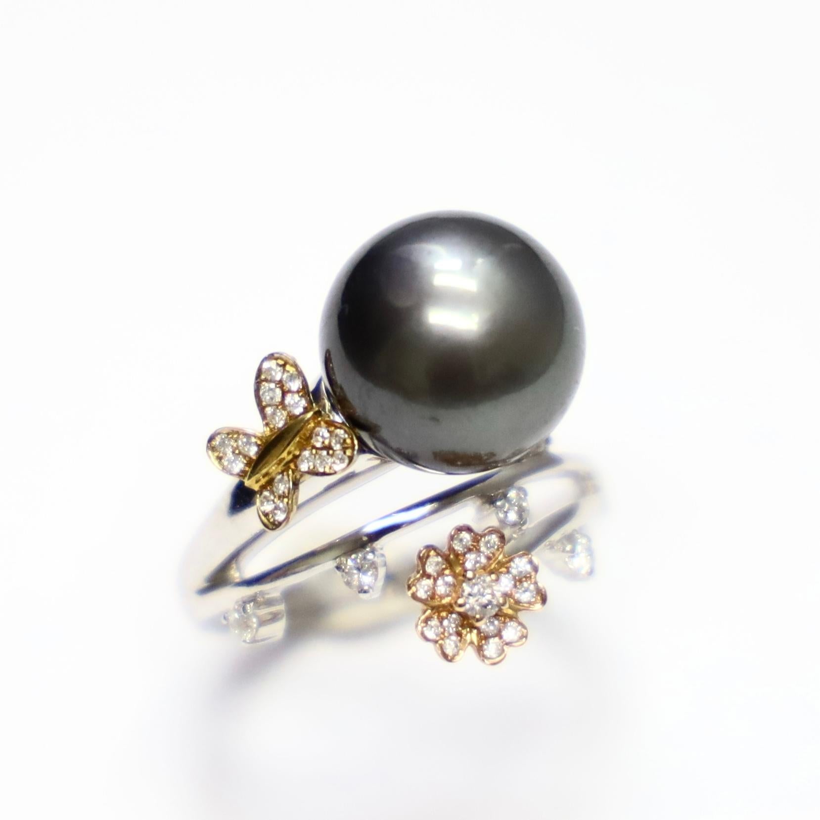 Bague en or blanc et rose 18 carats, perle noire, papillon et fleur de 12,5 mm Unisexe en vente