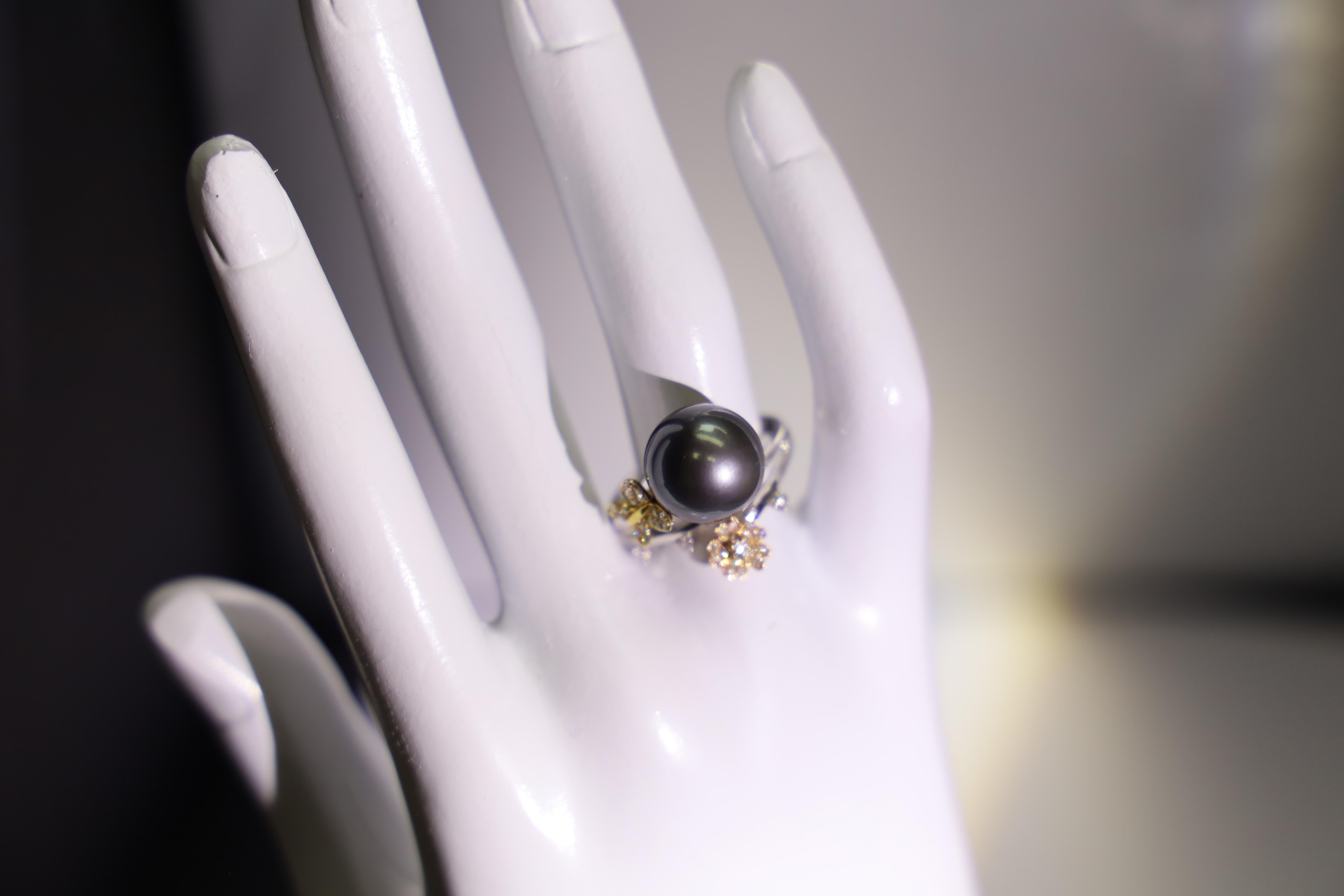 Bague en or blanc et rose 18 carats, perle noire, papillon et fleur de 12,5 mm en vente 1