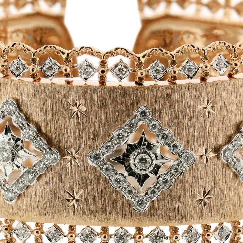 18 Karat Weißgold und Roségold - 67,89 GM
125 Diamanten – 2,23 Karat

Vorlaufzeit: 3–4 Wochen

Das Familienunternehmen Althoff Jewelry hat es sich zur Aufgabe gemacht, elegante, luxuriöse und anmutige Stücke zu kreieren. Entdecken Sie Armbänder,