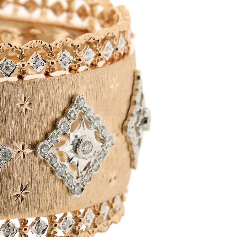 18 Karat Weiß- und Roségold Diamant-Armreif mit durchbrochener Kunst in florentinischem Finish (Rundschliff)