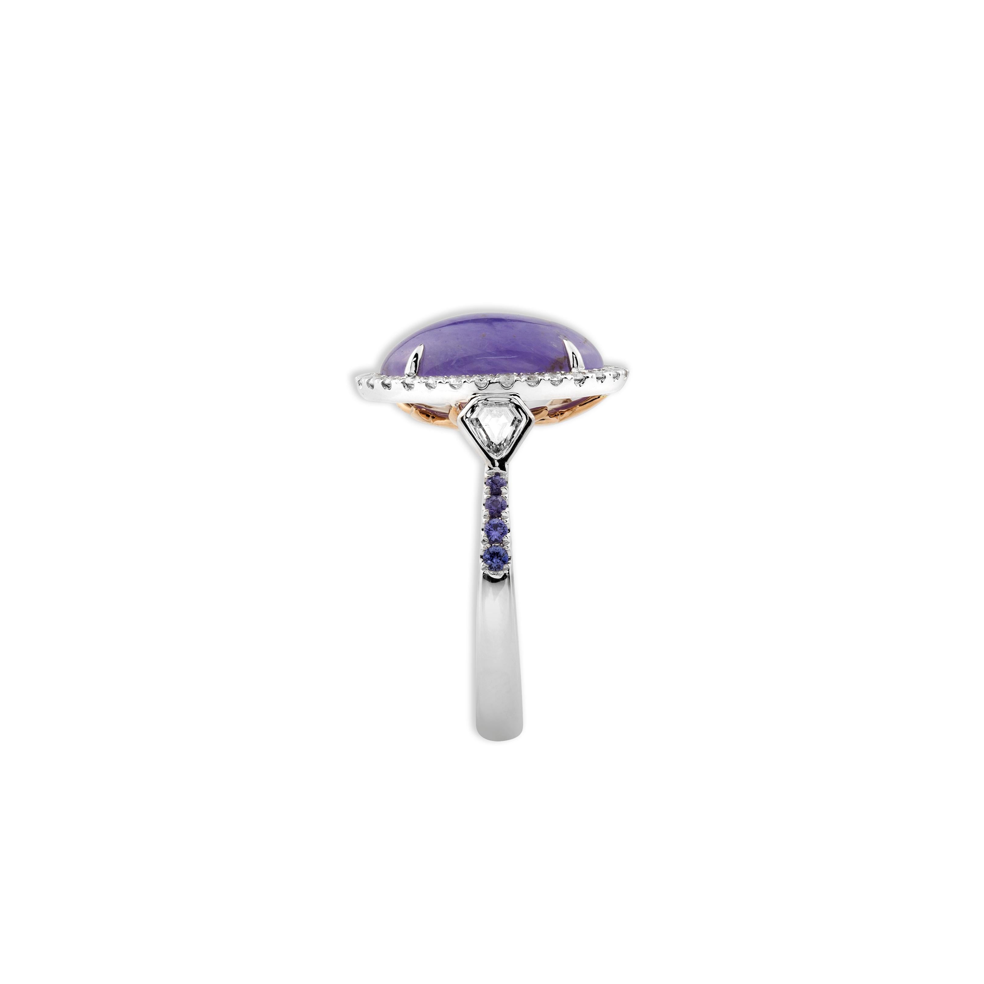 Weiße Diamanten (Rund- und Drachenschliff) 0,60 ct, violette Saphire 0,11 ct, ovale Lavendel-Jade 10,18 ct 