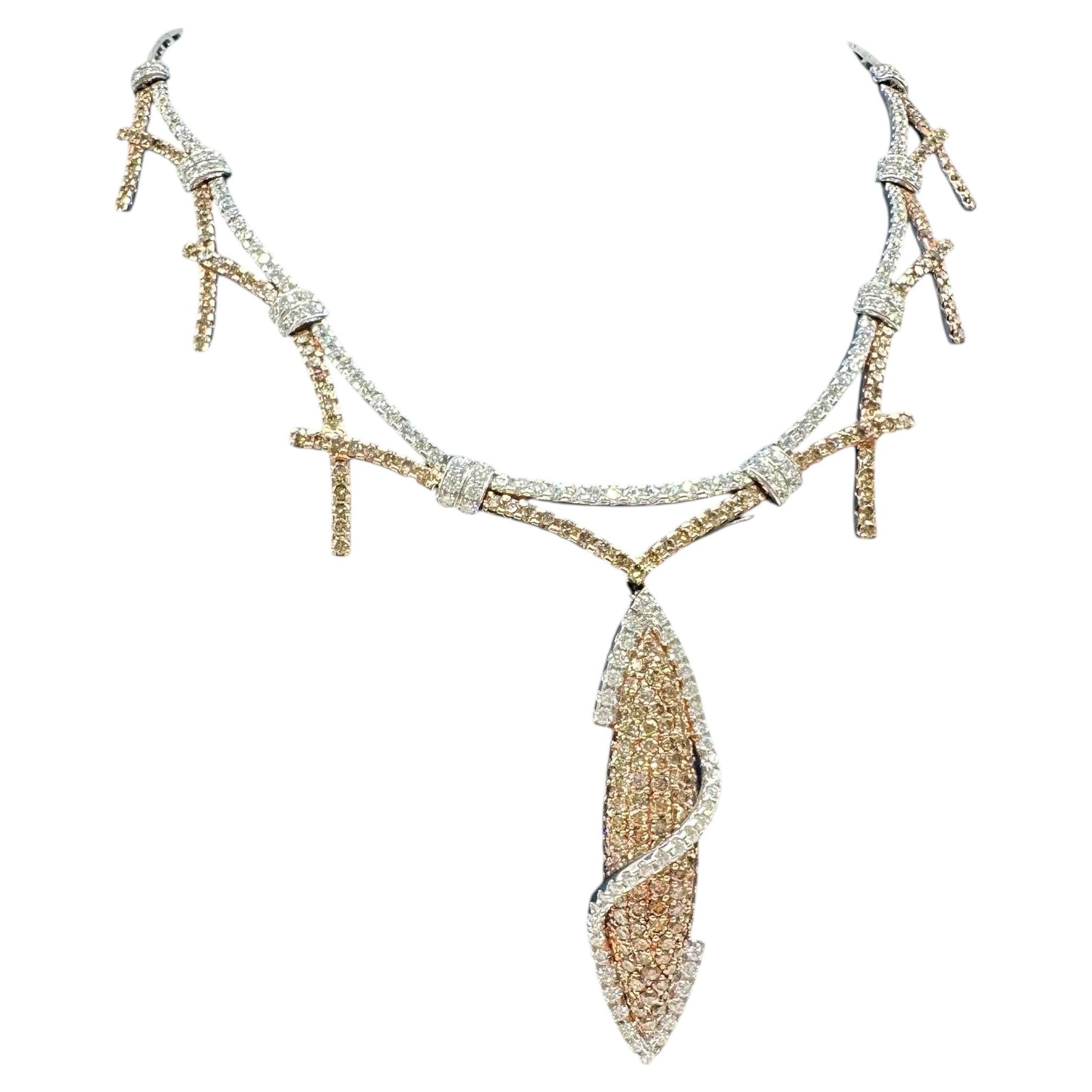 Collier en or blanc et rose 18 carats, orné de diamants blancs et champagne, avec pendentif amovible