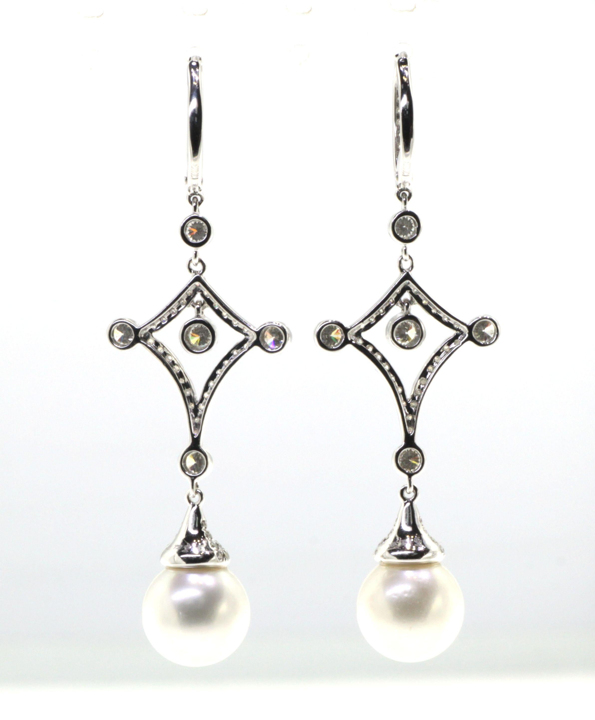 Contemporary 18K White South Sea Pearl Earring PE-04382B For Sale