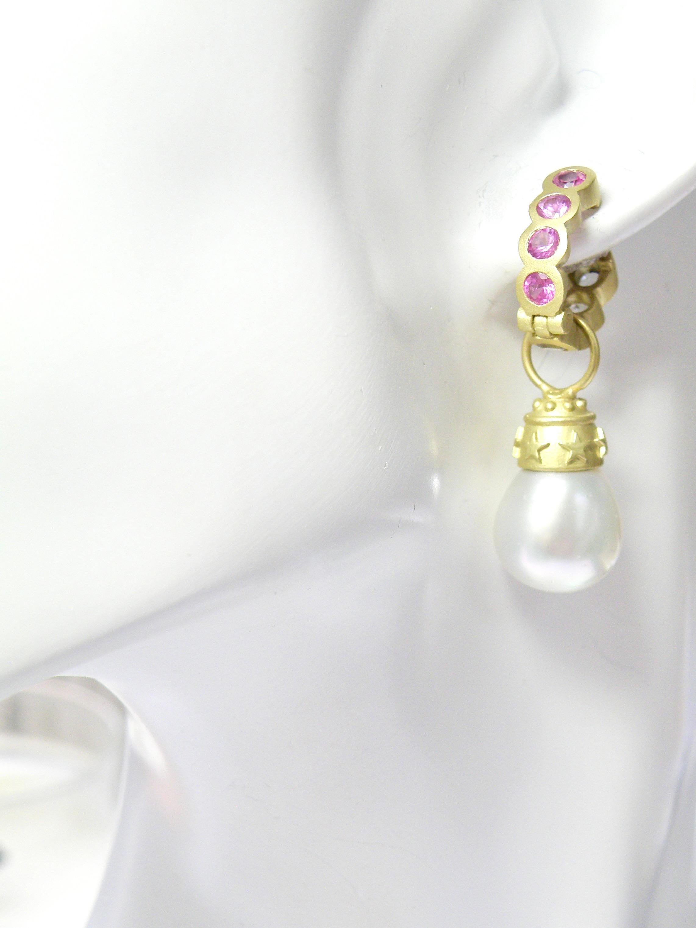 Pendiente de perla del mar del sur blanca de 18 quilates con tapa de estrella. Los Huggies son reversibles zafiro rosa/diamante.